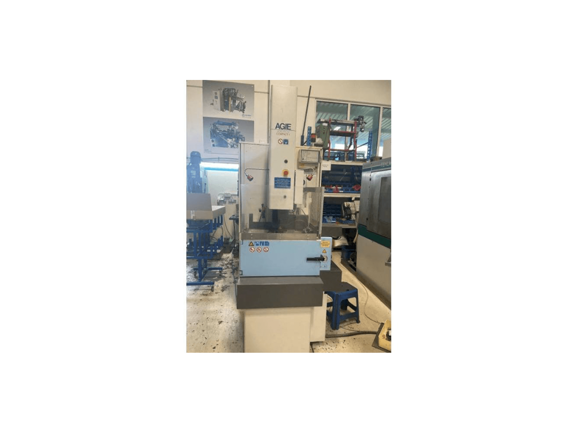 Vista frontale della macchina AGIE Agietron Compact 1