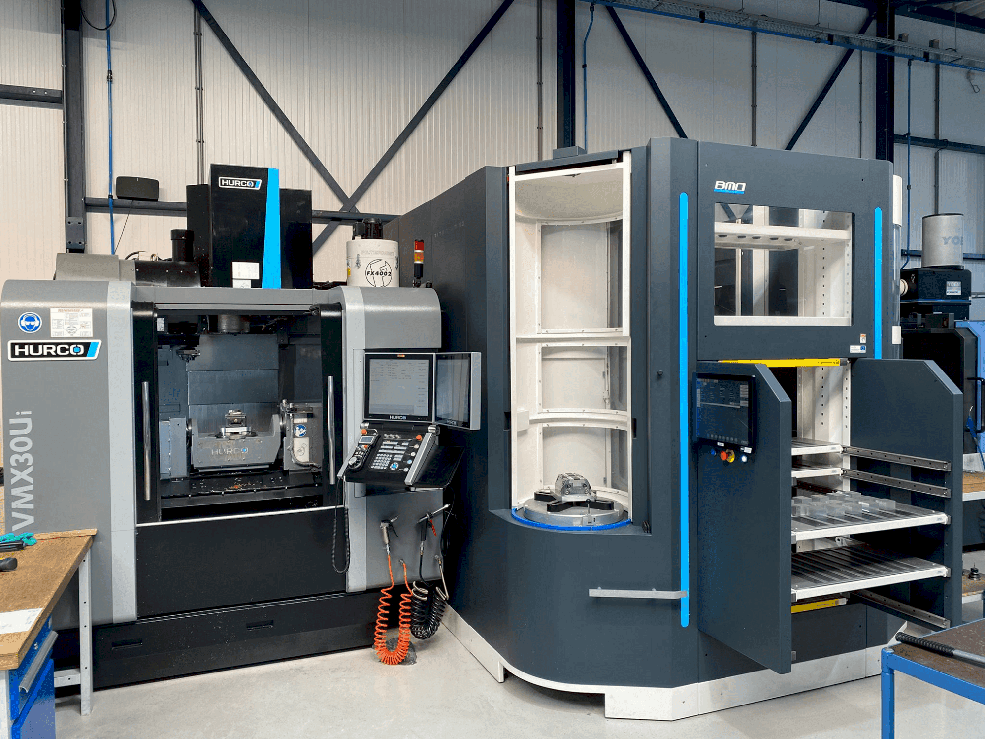 Vista frontale della macchina Hurco VMX30Ui + BMO Automation Titanium 50