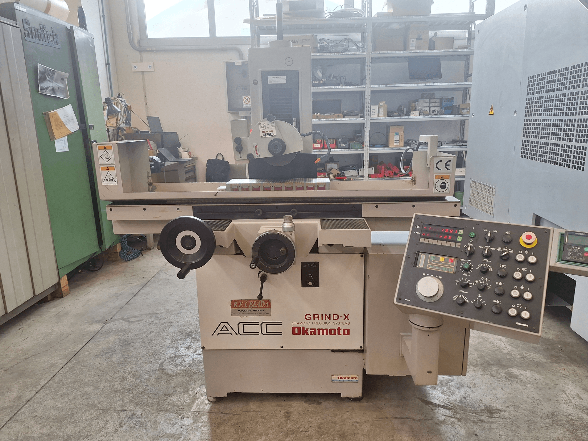 Smerigliatrice Okamoto ACC Grind-X, vista frontale, dotata di un pannello di controllo con quadranti e pulsanti, adatta alla smerigliatura di precisione.