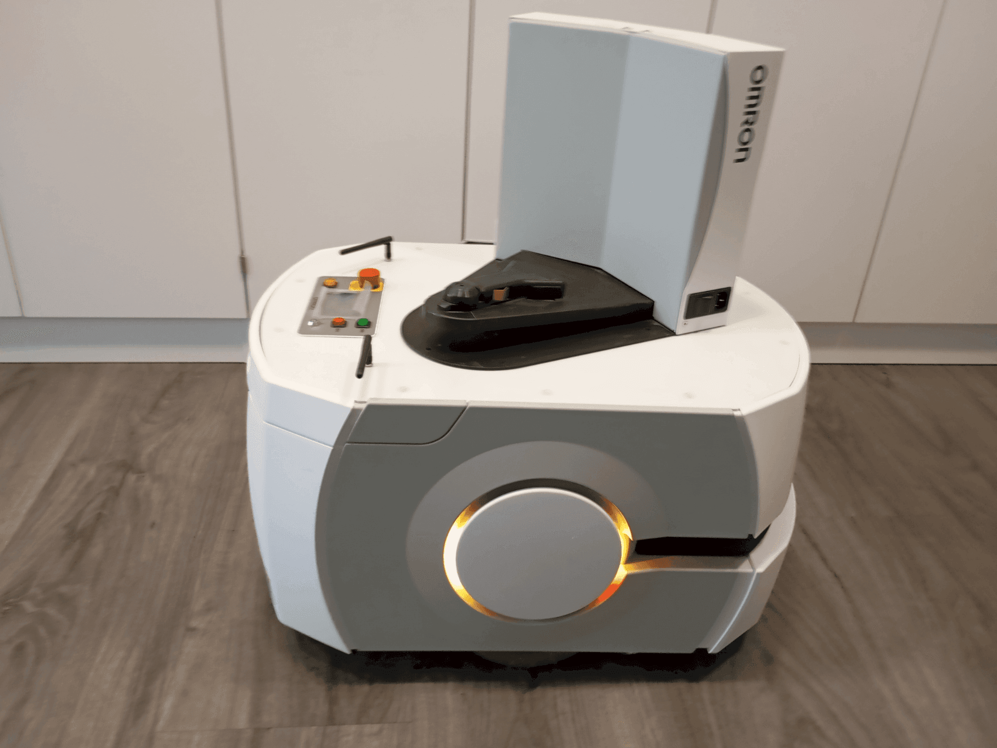 Vista frontale della macchina OMRON LD90