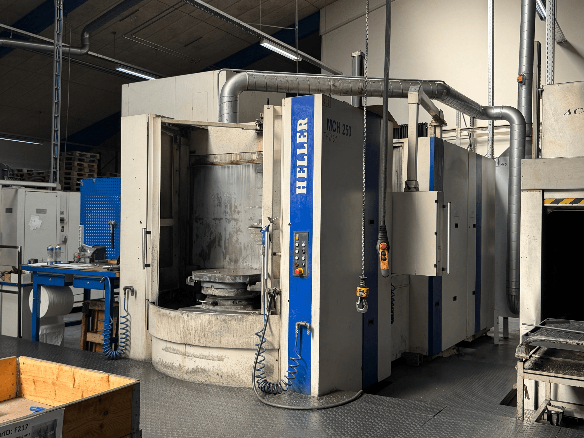 Vista frontale del centro di lavoro orizzontale HELLER MCH 250 con pannello di controllo, grande tavola rotante e ambiente industriale.