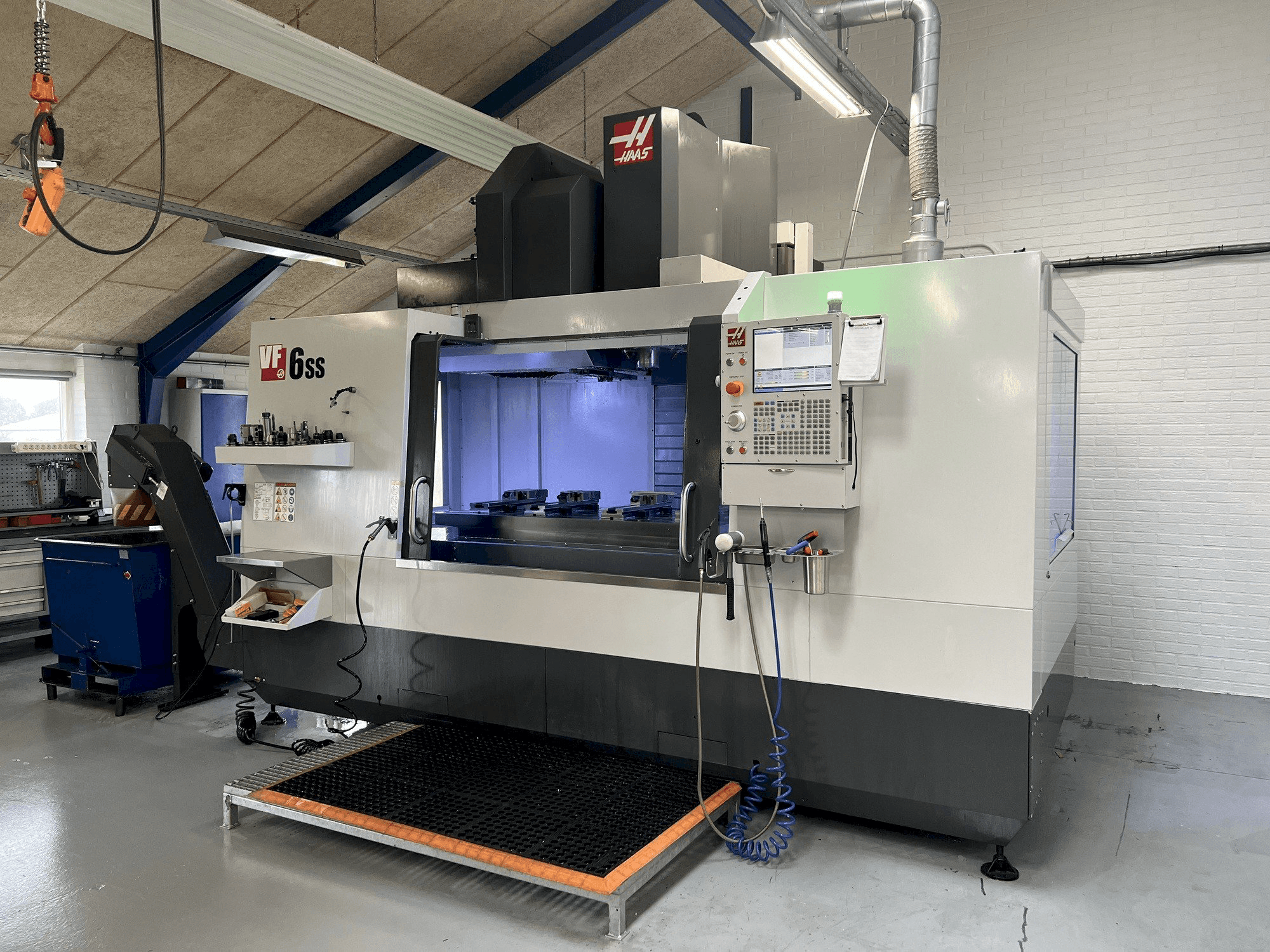 Vista frontale della macchina HAAS VF6-SS