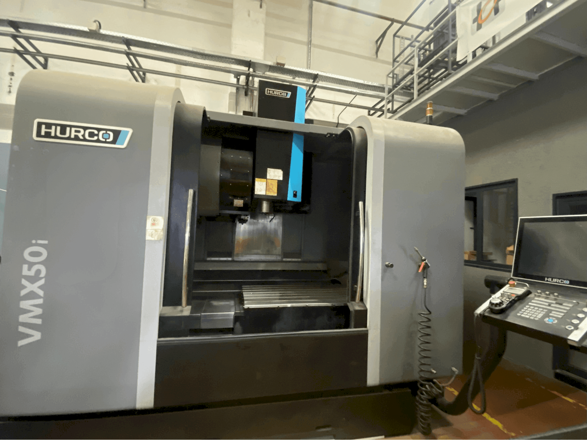 Vista frontale della macchina Hurco VMX50i