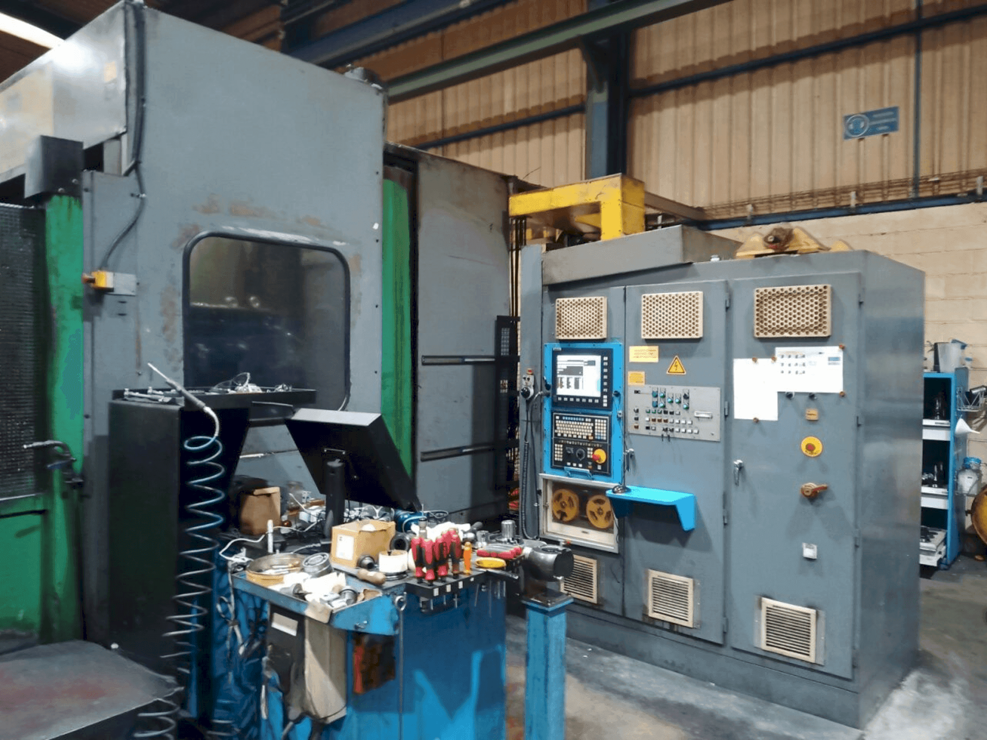 Vista frontale della macchina Correa XB-420