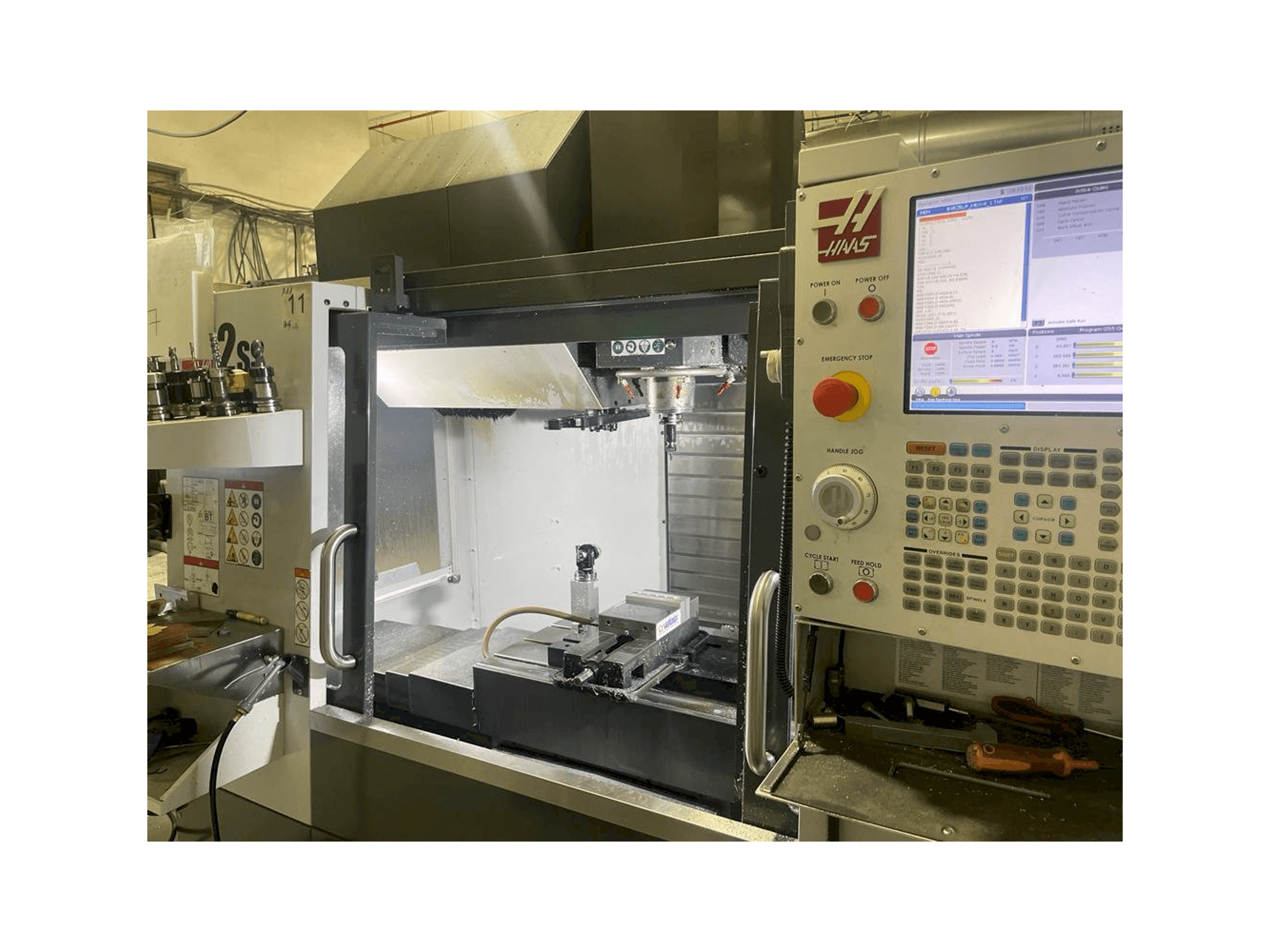 Vista frontale della macchina HAAS VF-2SS