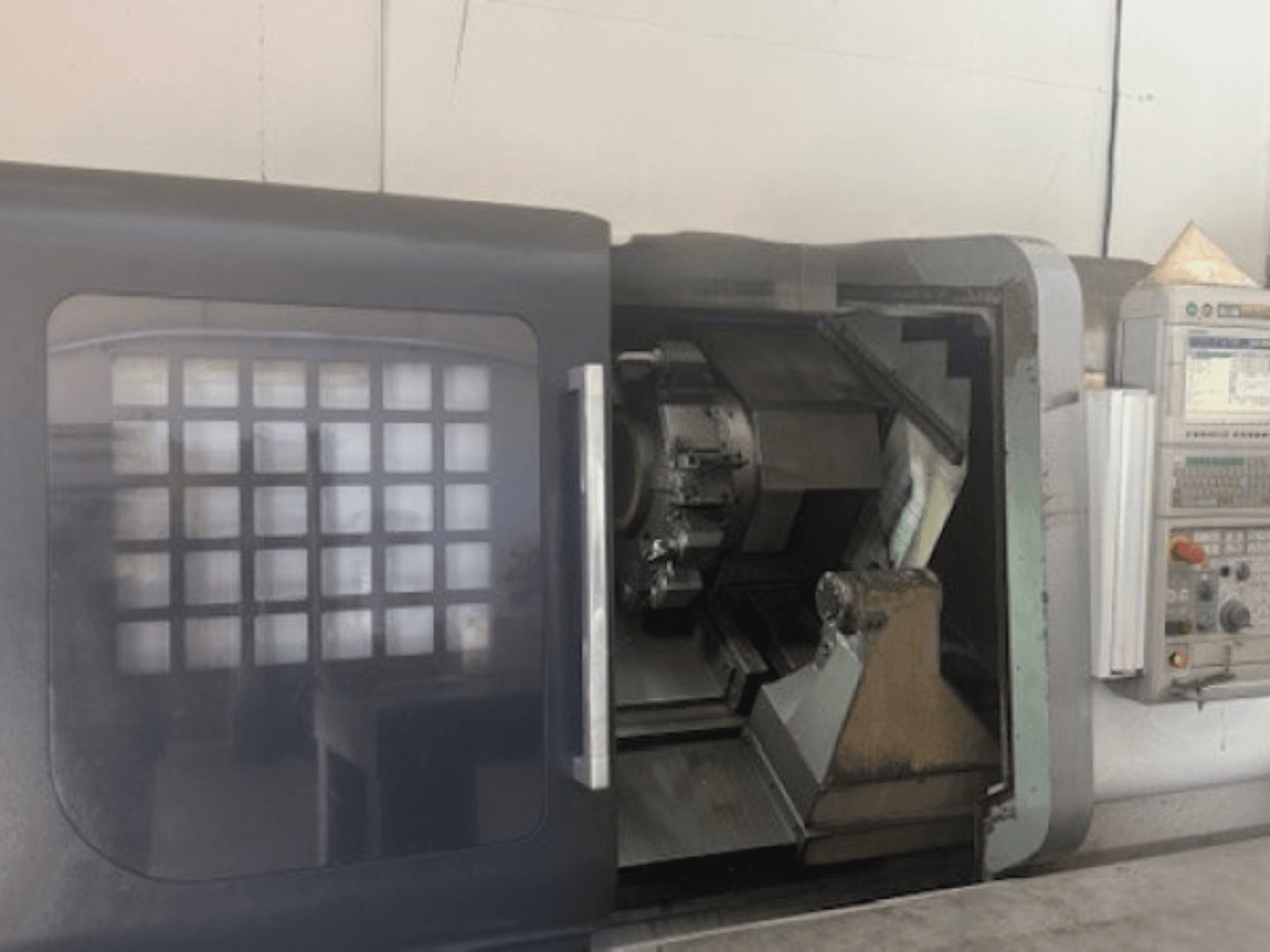 Tornio orizzontale MORI SEIKI NLX 2500M, vista frontale che mostra il portautensili, il pannello di controllo e il meccanismo interno.