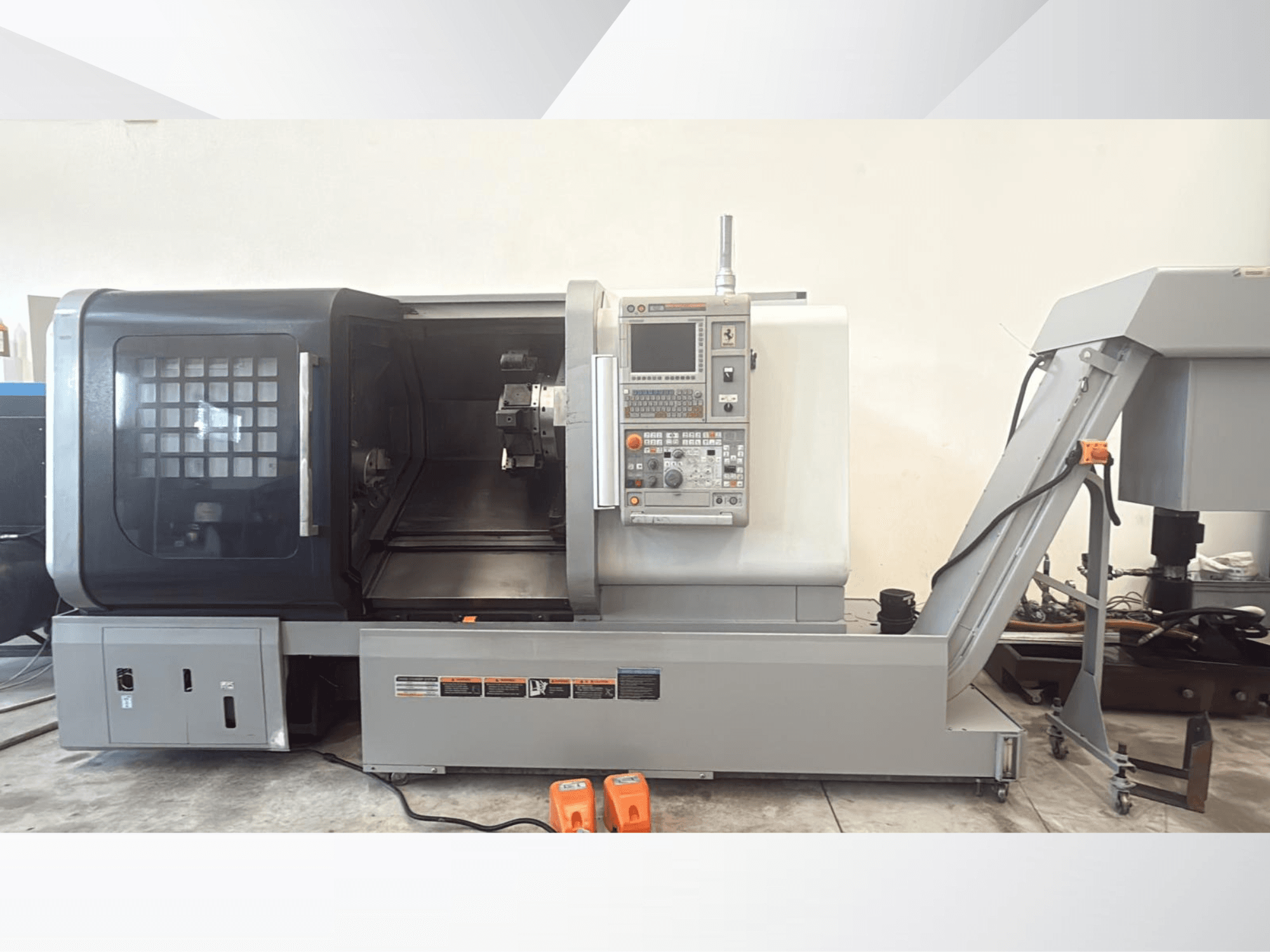 Tornio orizzontale MORI SEIKI NLX 2500M visto frontalmente, con in primo piano il pannello di controllo e lo spazio libero per la lavorazione.
