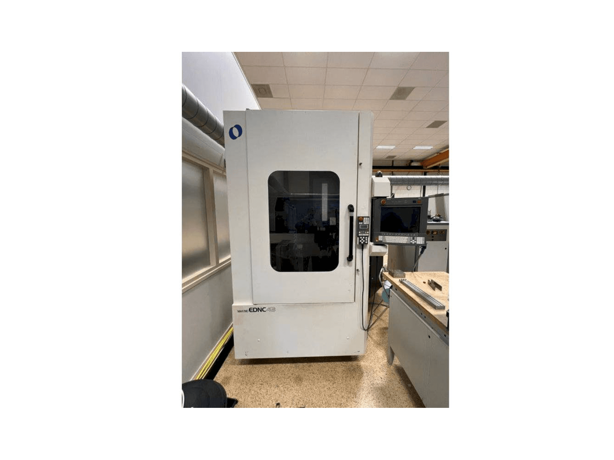 Vista frontale della macchina Makino EDNC 43