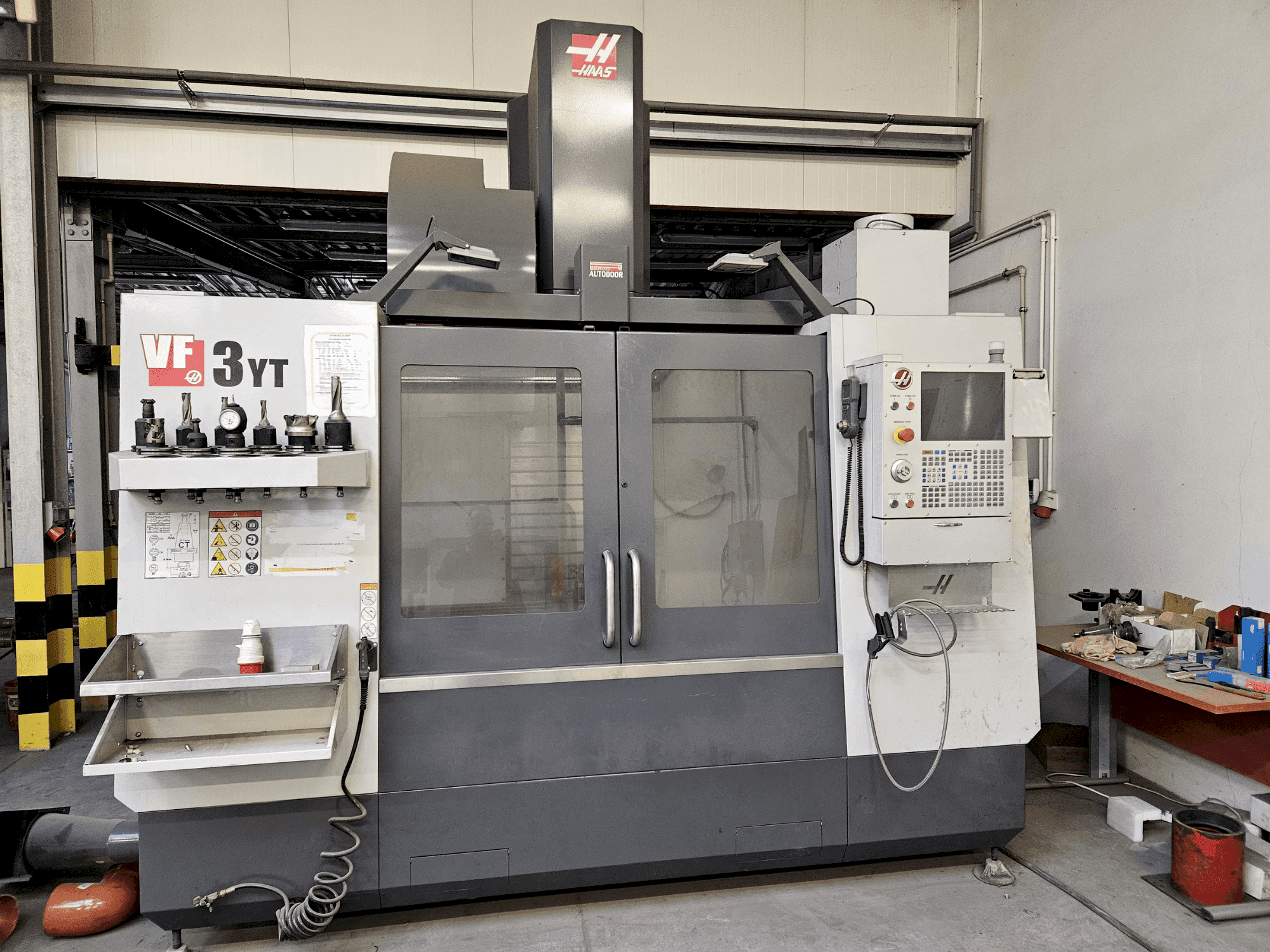 Vista frontale della macchina HAAS VF-3YT/50