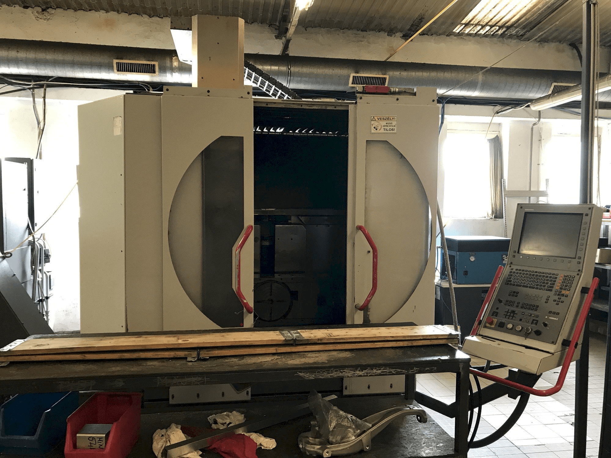 Vista frontale della macchina HERMLE B 300 U