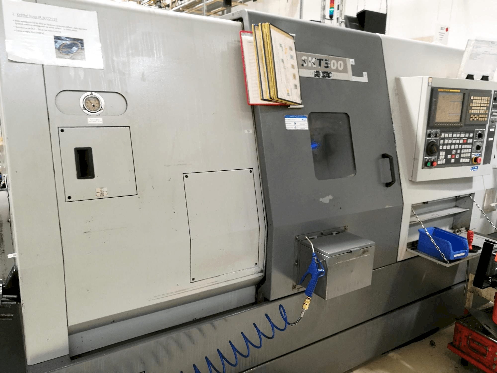 Vista frontale della macchina Hyundai Kia SKT 300