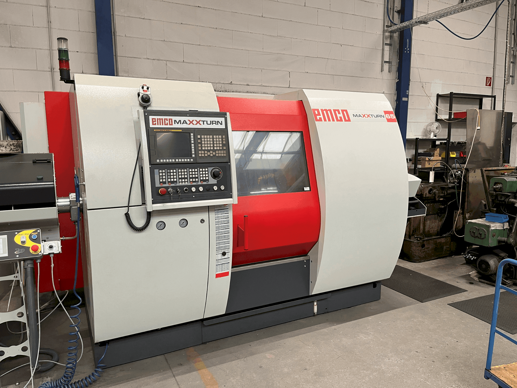 Vista frontale della macchina EMCO MaxxTurn 65 SMY