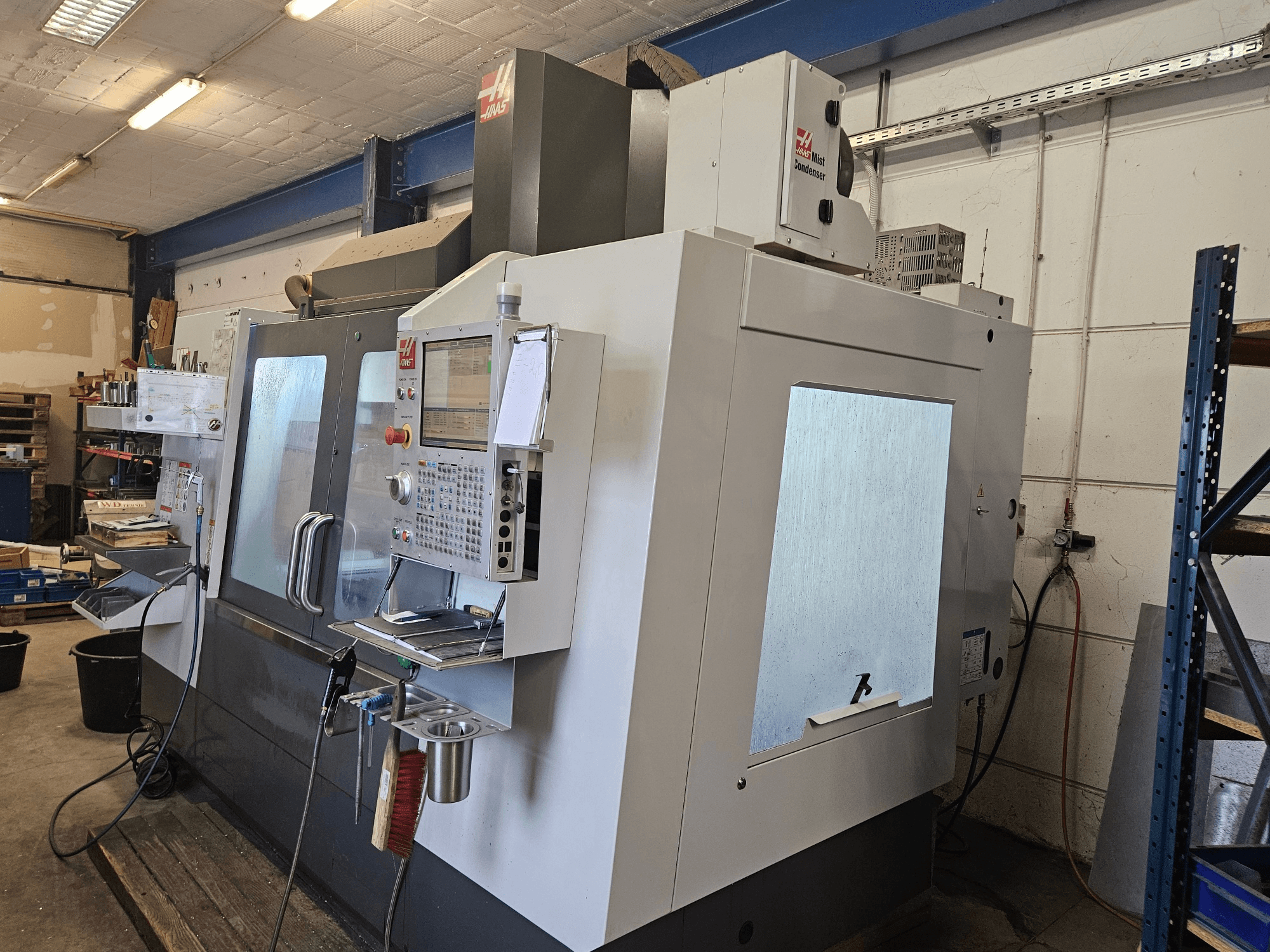 Centro di lavorazione verticale HAAS VF-4SS visto frontalmente, dotato di pannello di controllo e ampie finestre di ispezione.
