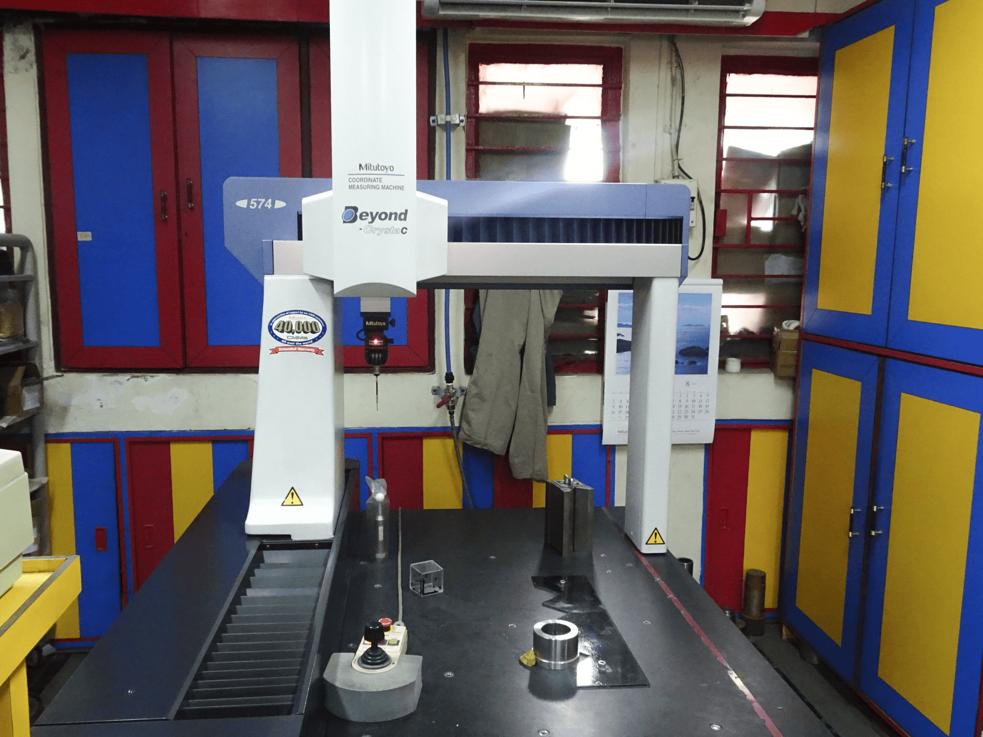 Vista frontale della macchina Mitutoyo Crysta-Apex C574