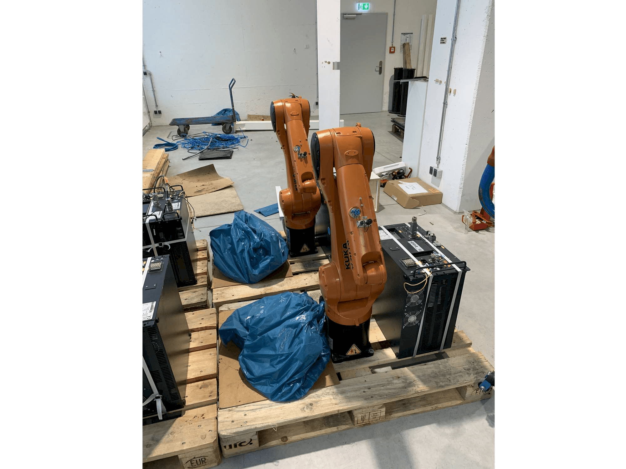 Vista frontale della macchina KUKA KR10 R1100 with KR C4 COMPACT Controller