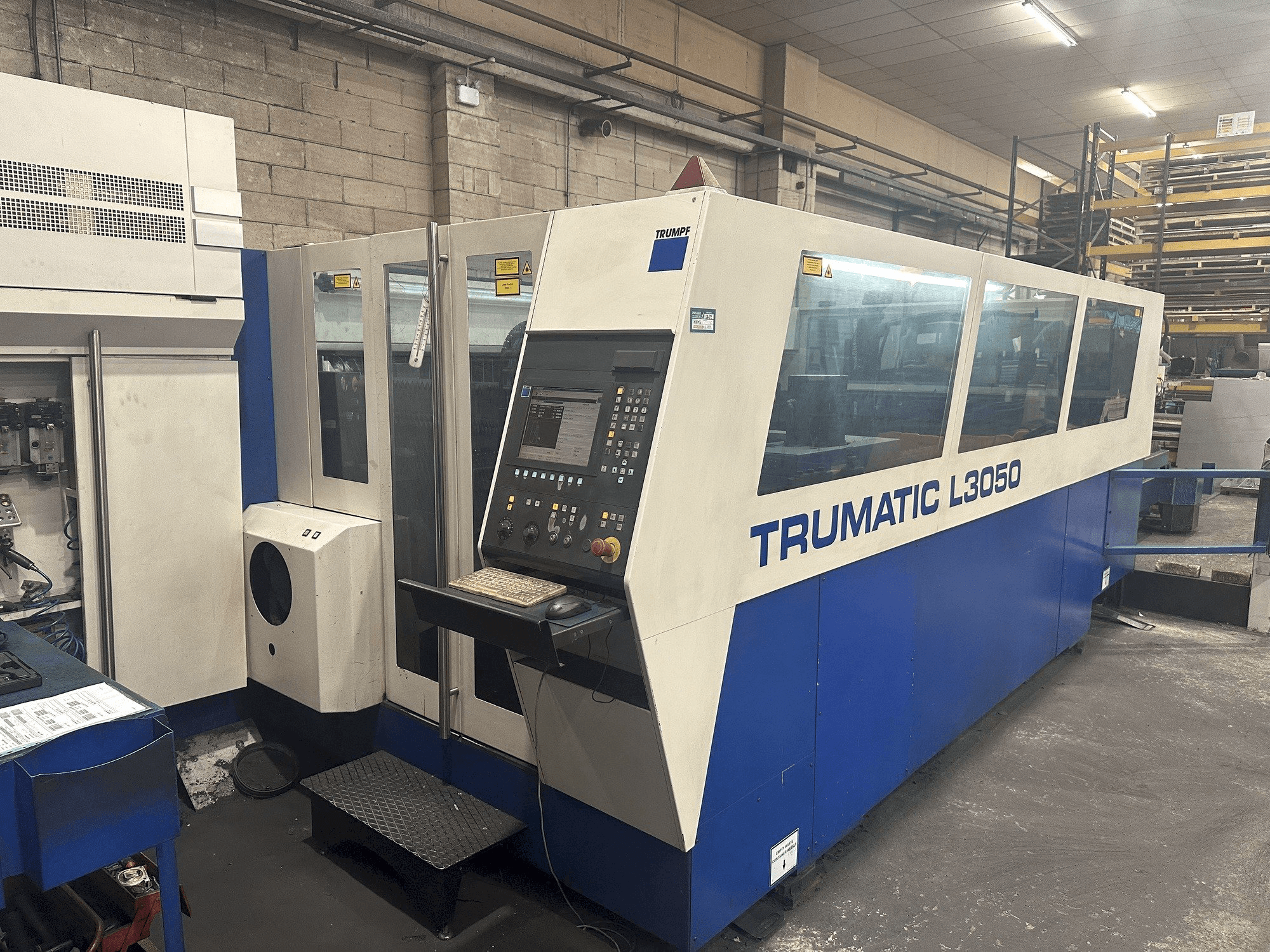 Vista frontale della macchina Trumpf Trumatic L3050