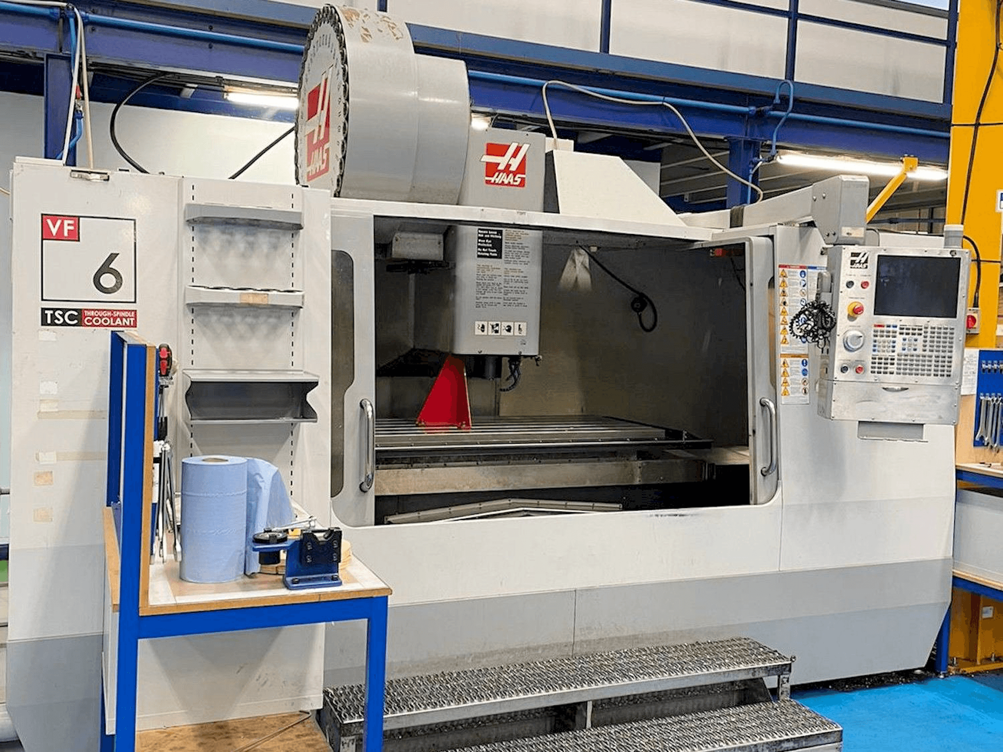 Vista frontale della macchina HAAS VF-6