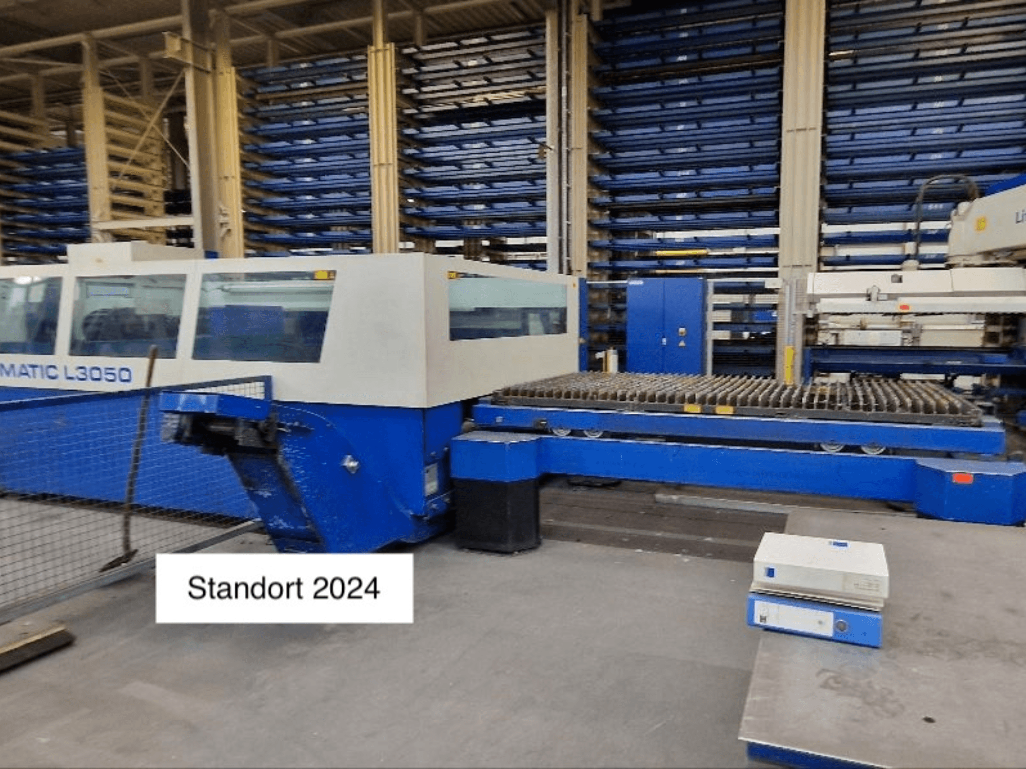 Macchina di taglio laser CO2 TRUMPF Trumatic L3050 in una vista frontale, con un ampio banco di taglio e un pannello di controllo.