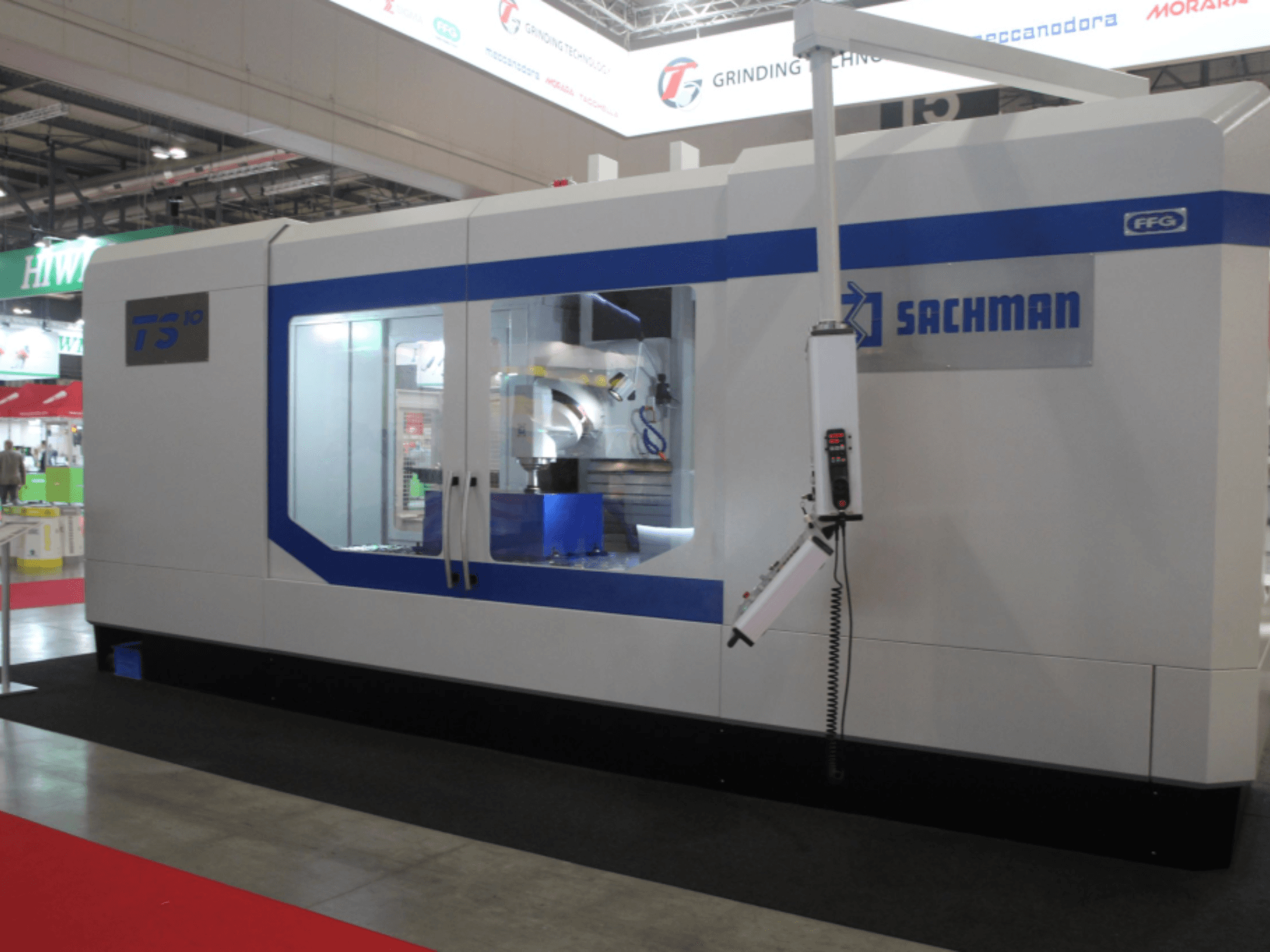 Fresatrice a banco SACHMAN TS10, vista frontale, che mostra i comandi, l'area di lavoro e il design elegante in una fiera.
