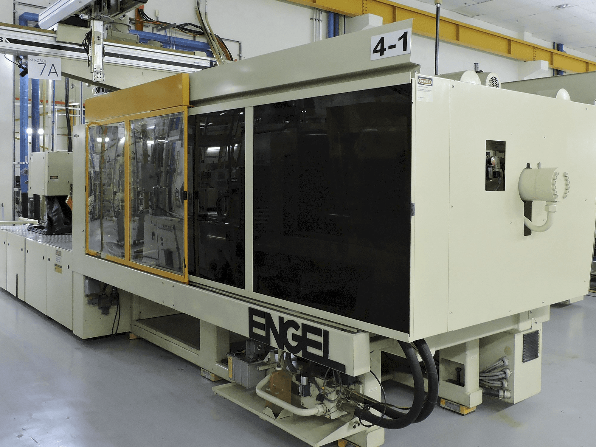 Vista frontale della macchina ENGEL ES1300/450 BHP