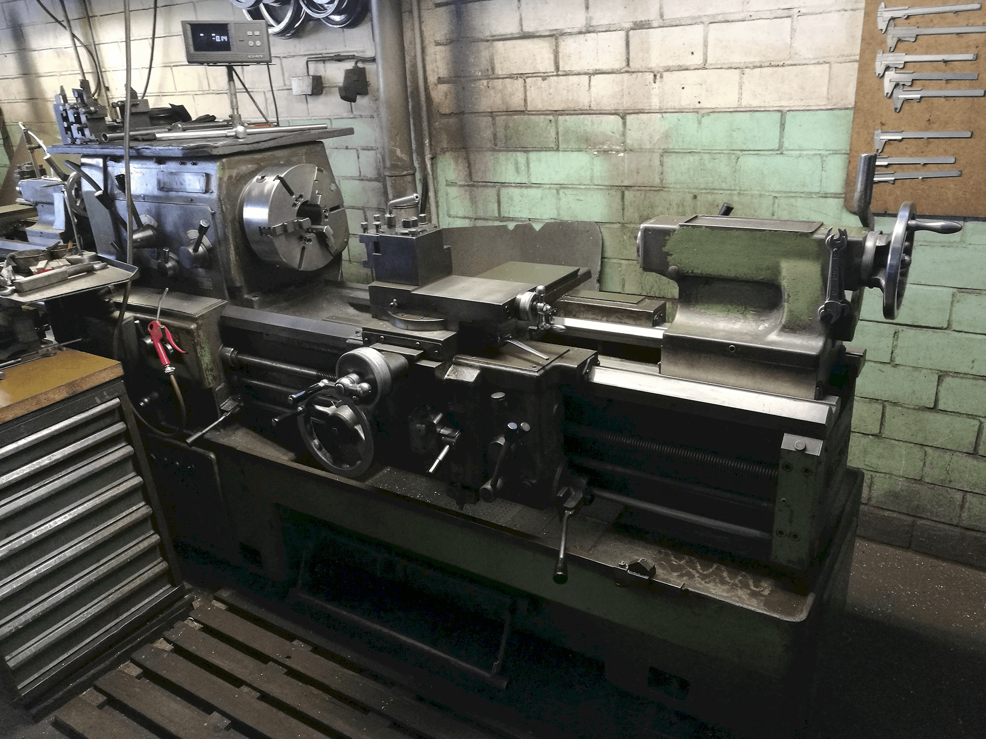 Vista lato destro della macchina MORI SEIKI MR 1000