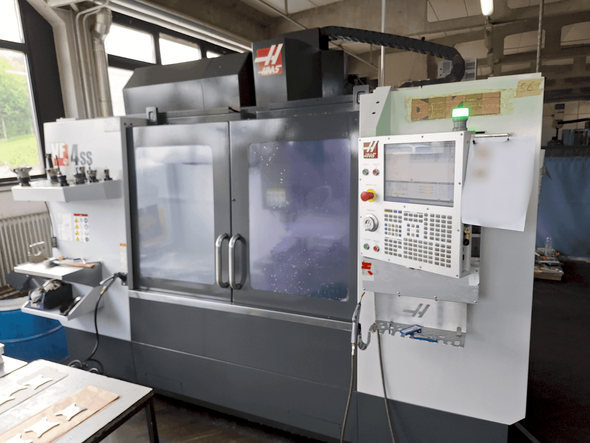 Vista frontale della macchina HAAS VF-4SS