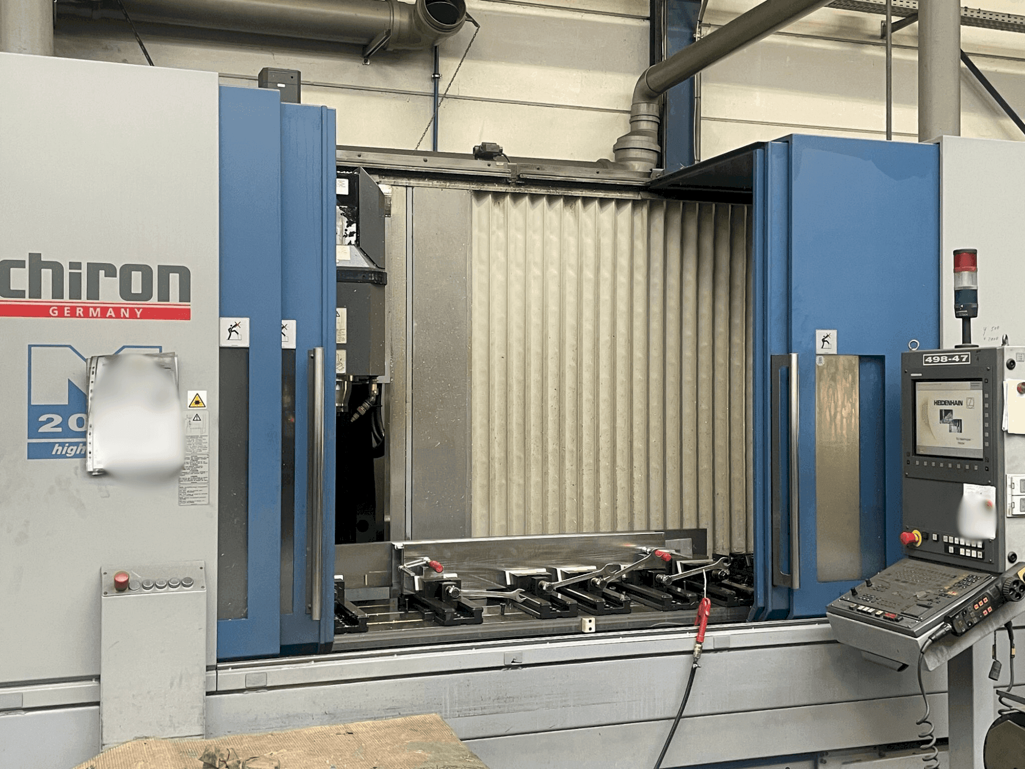 Vista frontale della macchina CHIRON Mill 2000