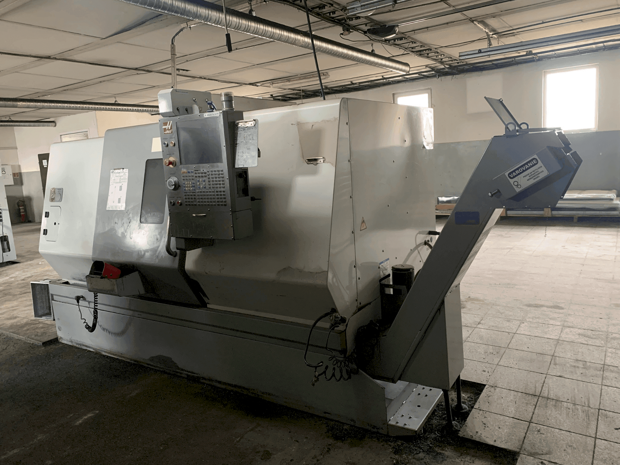 Vista frontale della macchina HAAS HAAS SL-30HE
