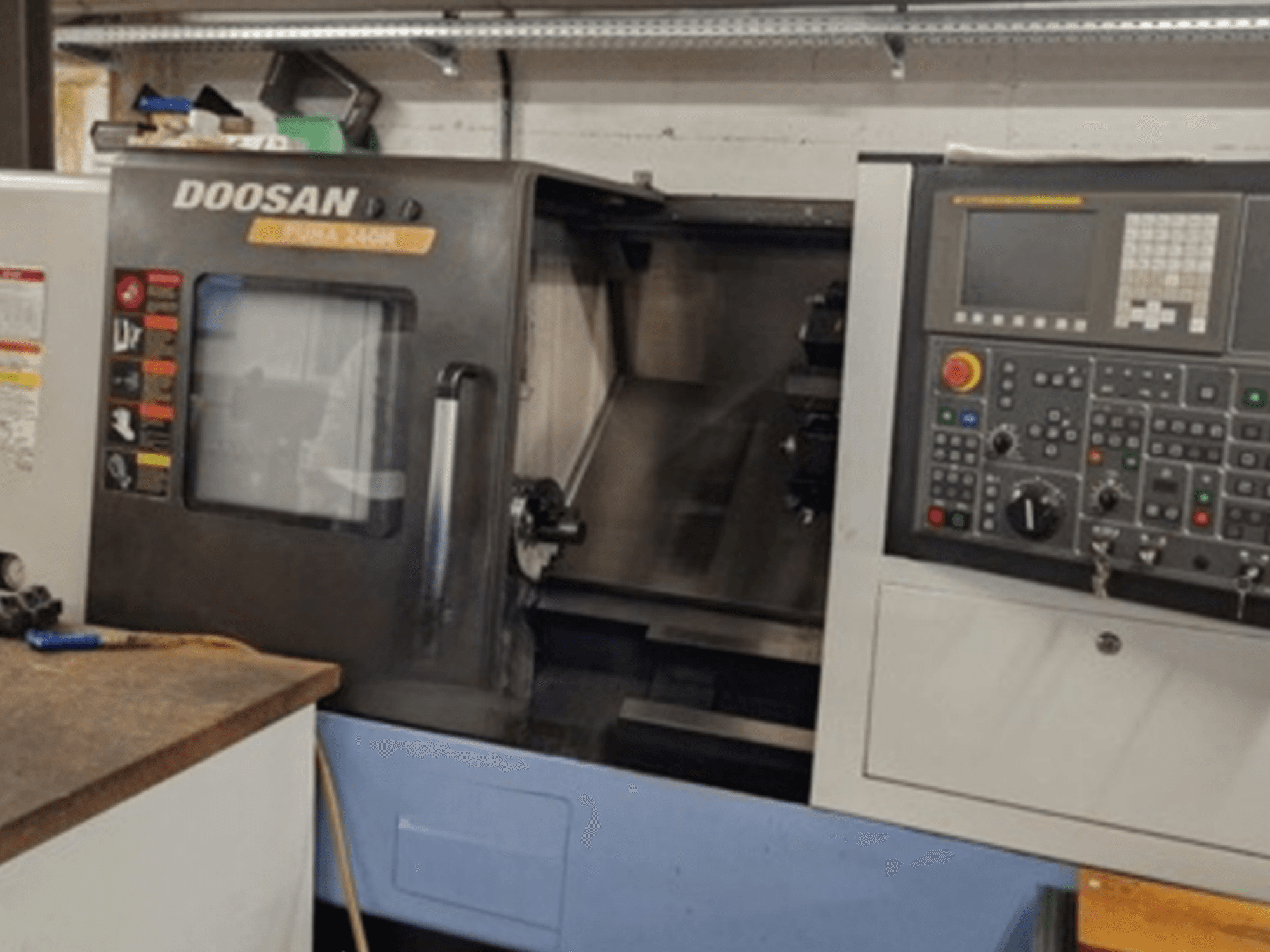 Vista frontale del tornio orizzontale DOOSAN Puma 240MB che mostra il pannello di controllo e le funzioni operative.