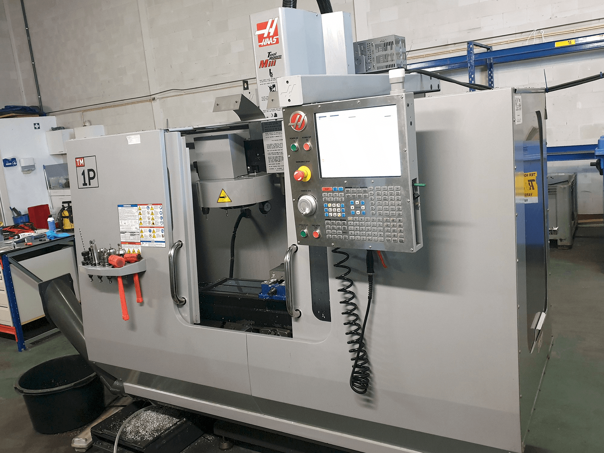 Vista frontale della macchina HAAS TM-1P