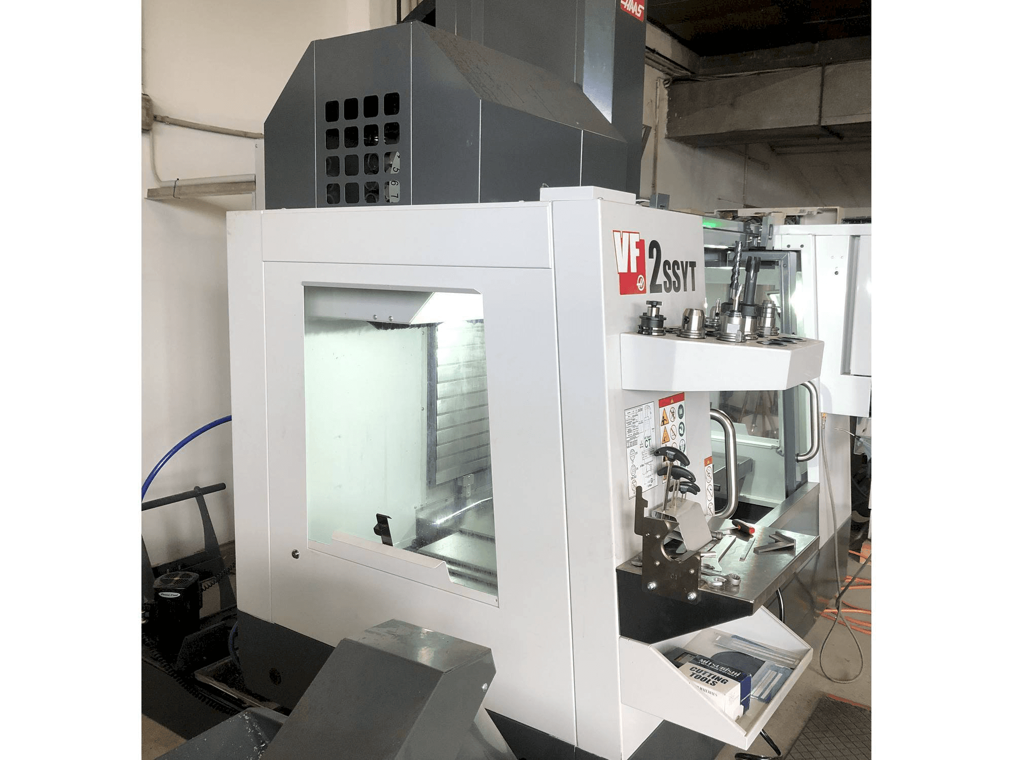 Vista frontale della macchina HAAS VF-2SSYT
