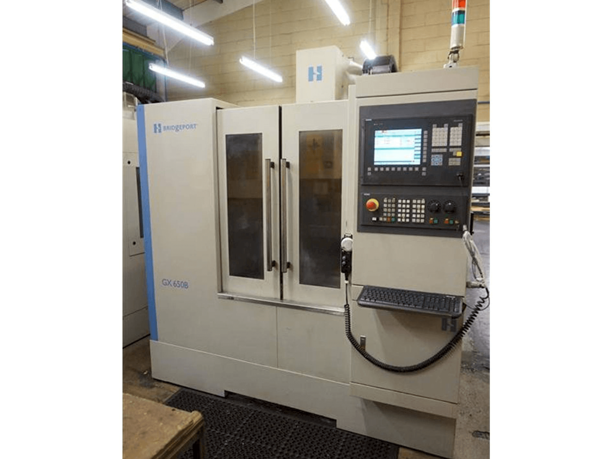 Vista frontale della macchina Bridgeport GX 650 B