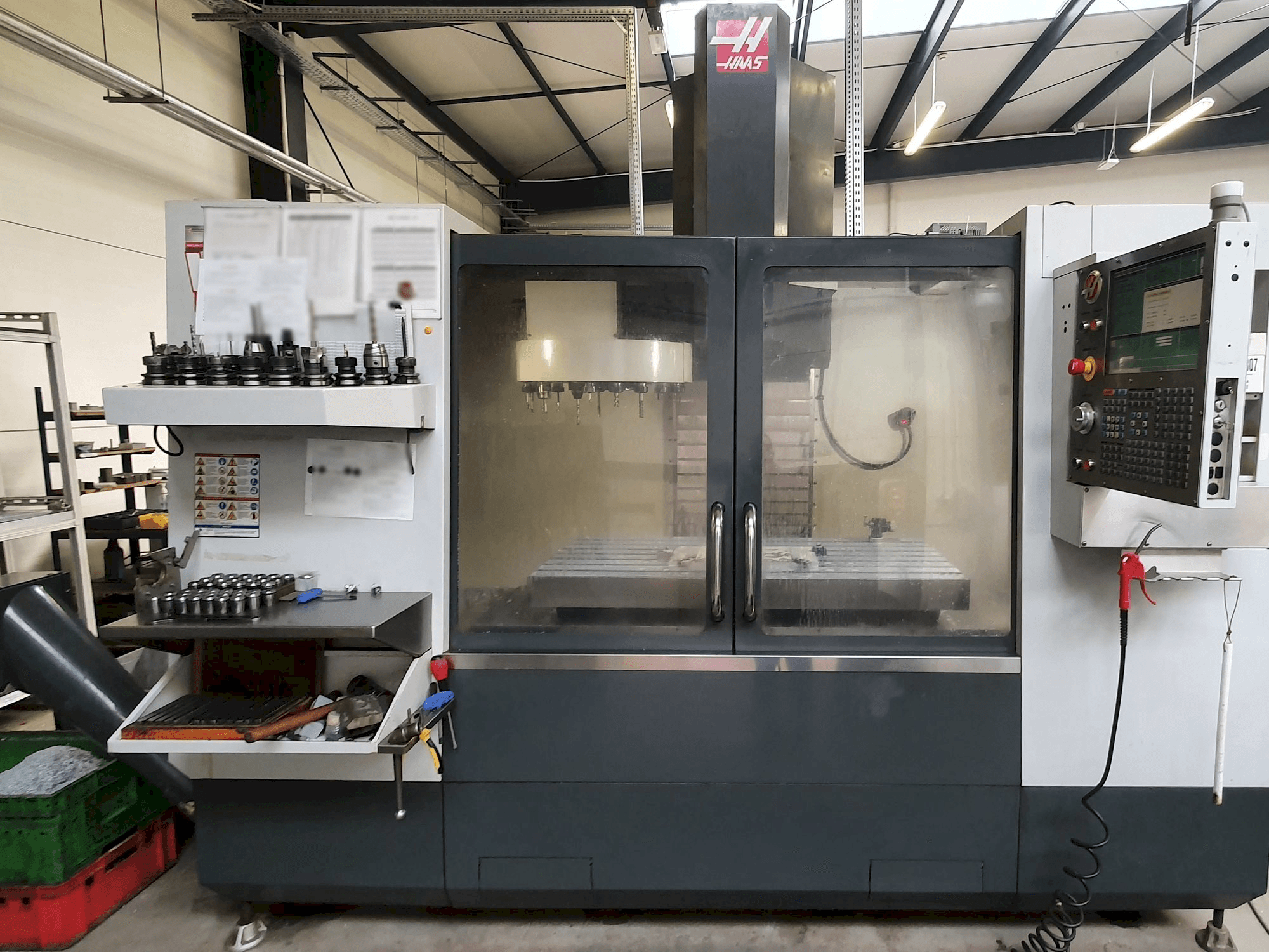 Vista frontale della macchina HAAS VF-3YT