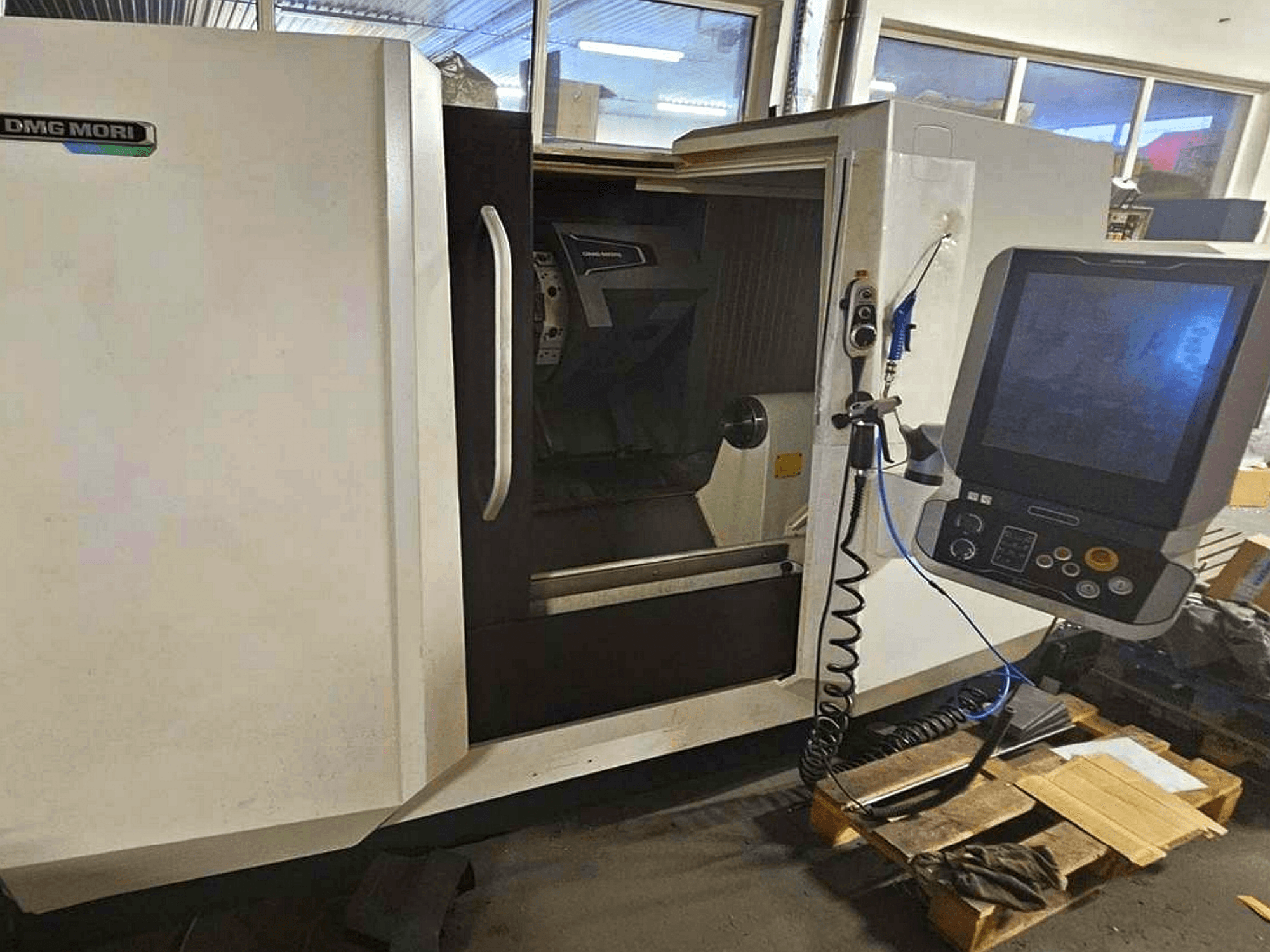 Tornio orizzontale DMG MORI CLX 450 V4, vista frontale con pannello di controllo, che mostra l'area di lavoro e il design della carrozzeria.