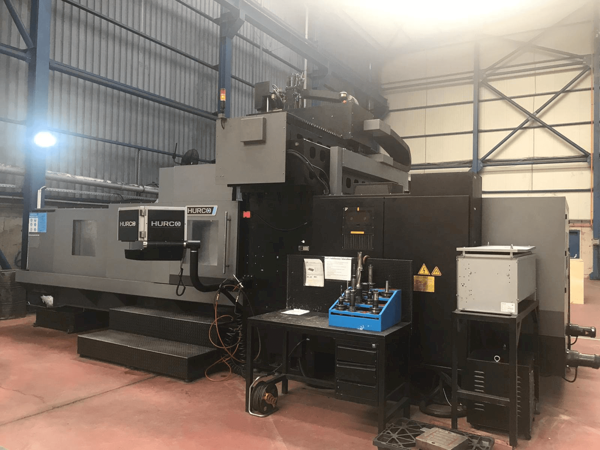 Vista frontale della macchina Hurco DCX 32i