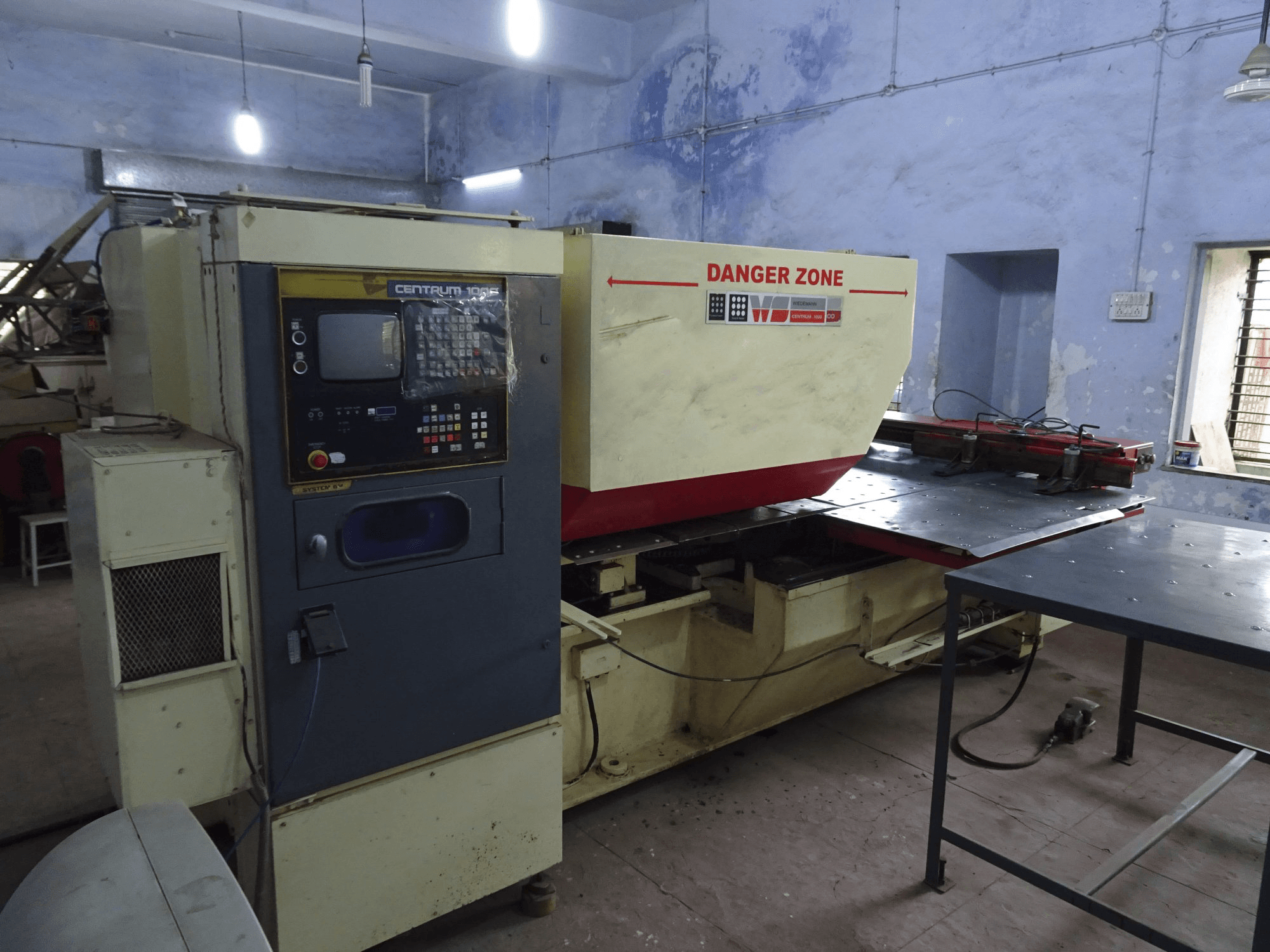 Vista lato sinistro della macchina Murata Wiedemann C-1000