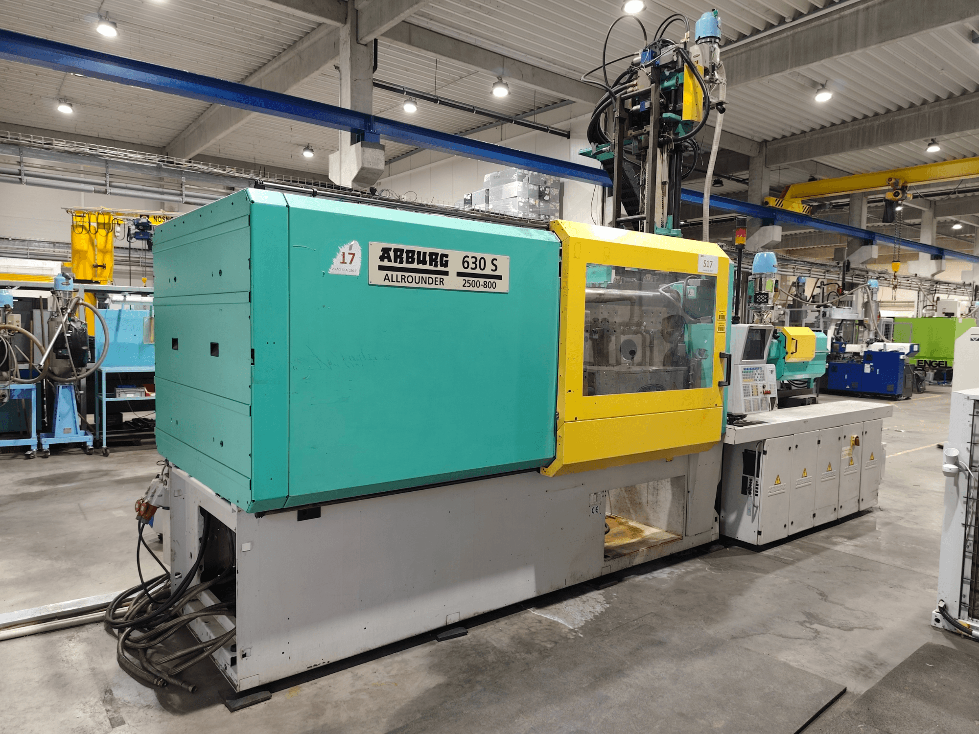 Macchina per lo stampaggio a iniezione idraulica Arburg Allrounder 630S-2500-800/350, vista laterale, con carrozzeria colorata e pannello di controllo visibile.