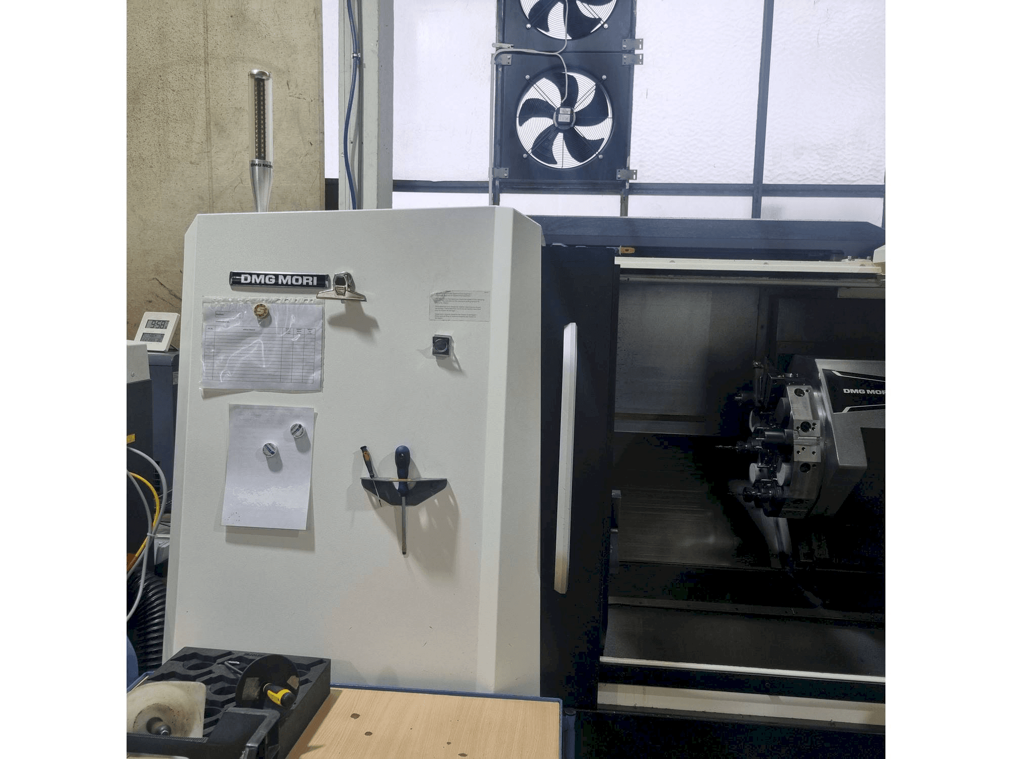 Vista frontale della macchina DMG MORI CLX 450 V4