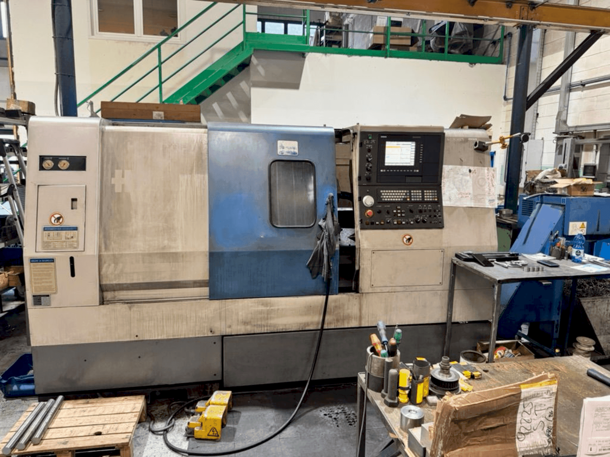 Vista frontale della macchina Hyundai Hit 250C