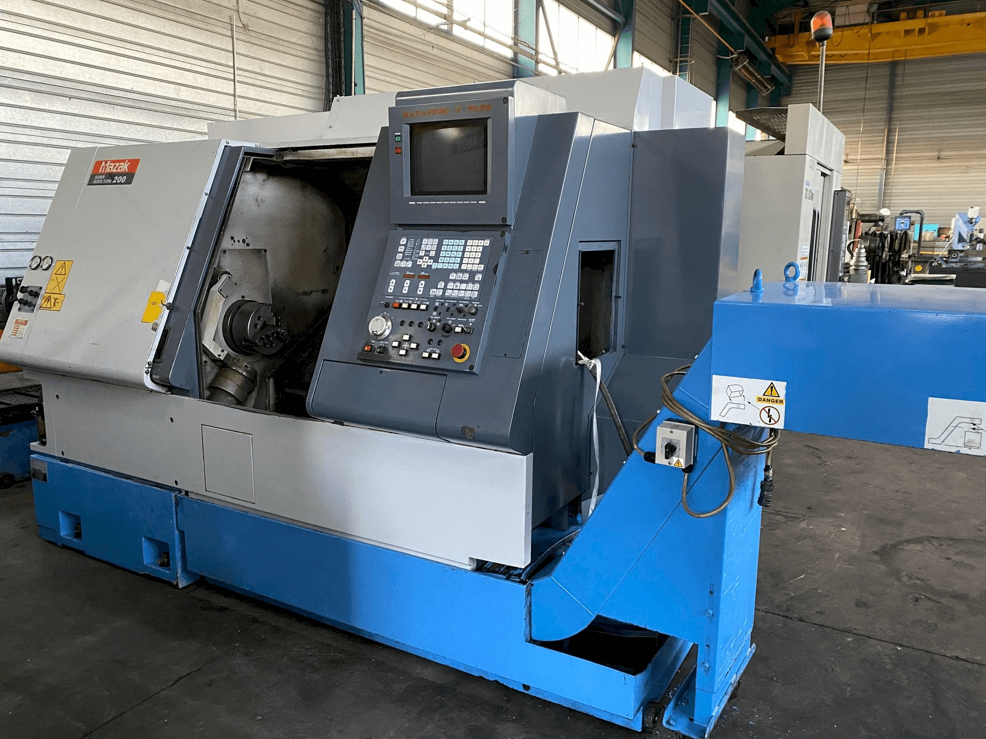 Vista frontale della macchina Mazak SQT 200