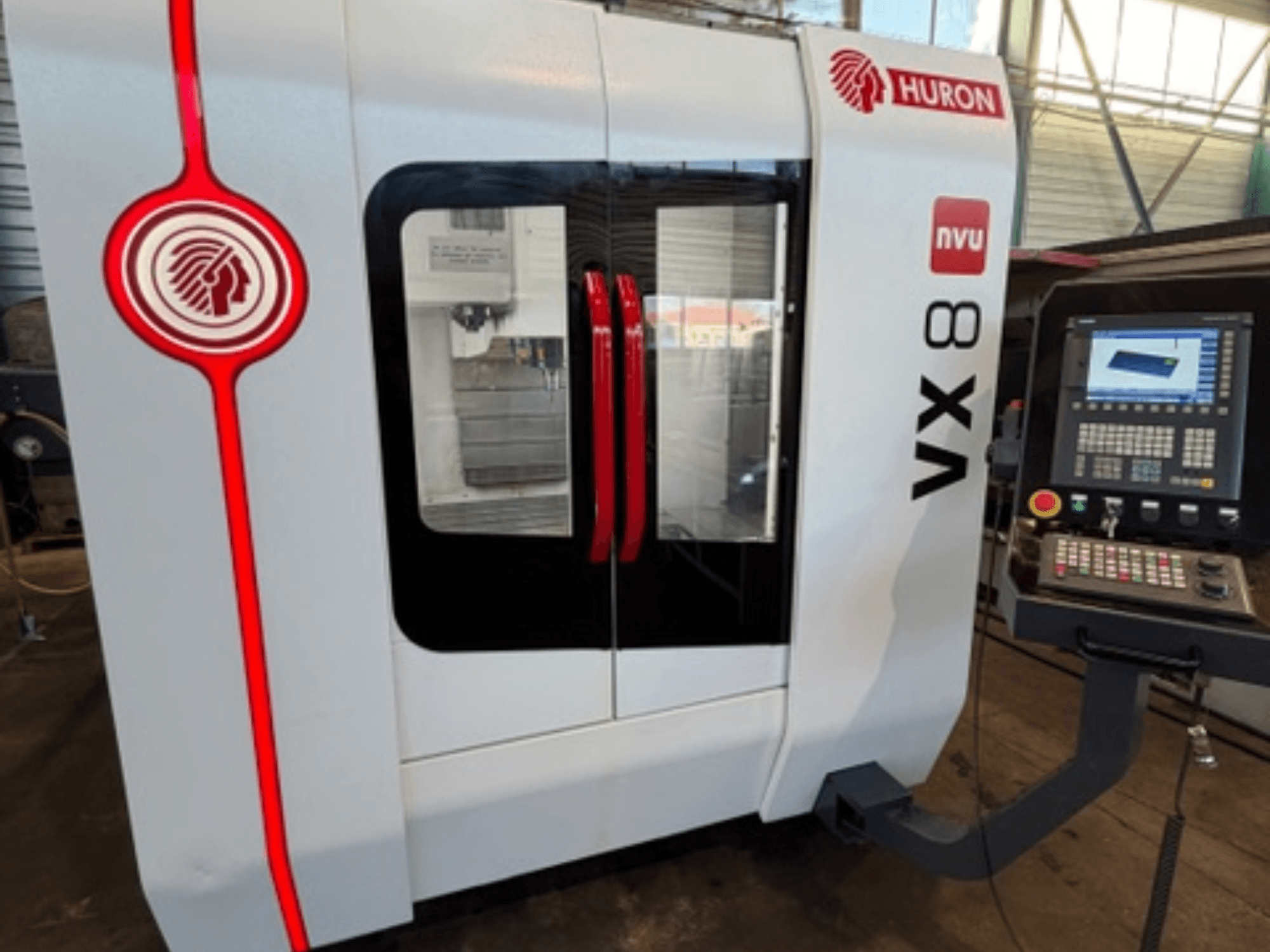 Fresatrice Huron VX 8 NVU in bianco e rosso, vista frontale, con pannello di controllo con pulsanti e display.