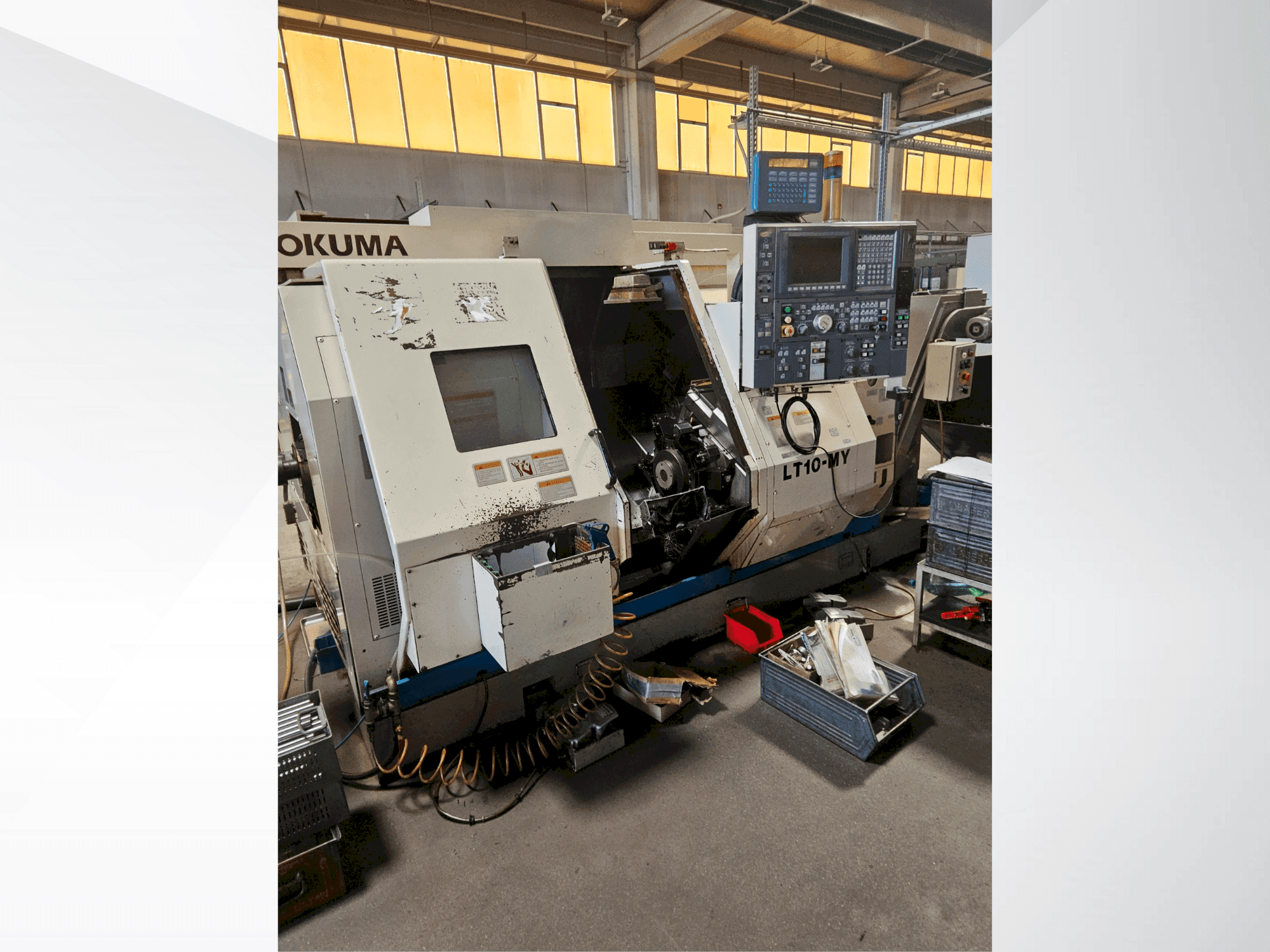 Vista frontale della macchina Okuma LT 10 MY