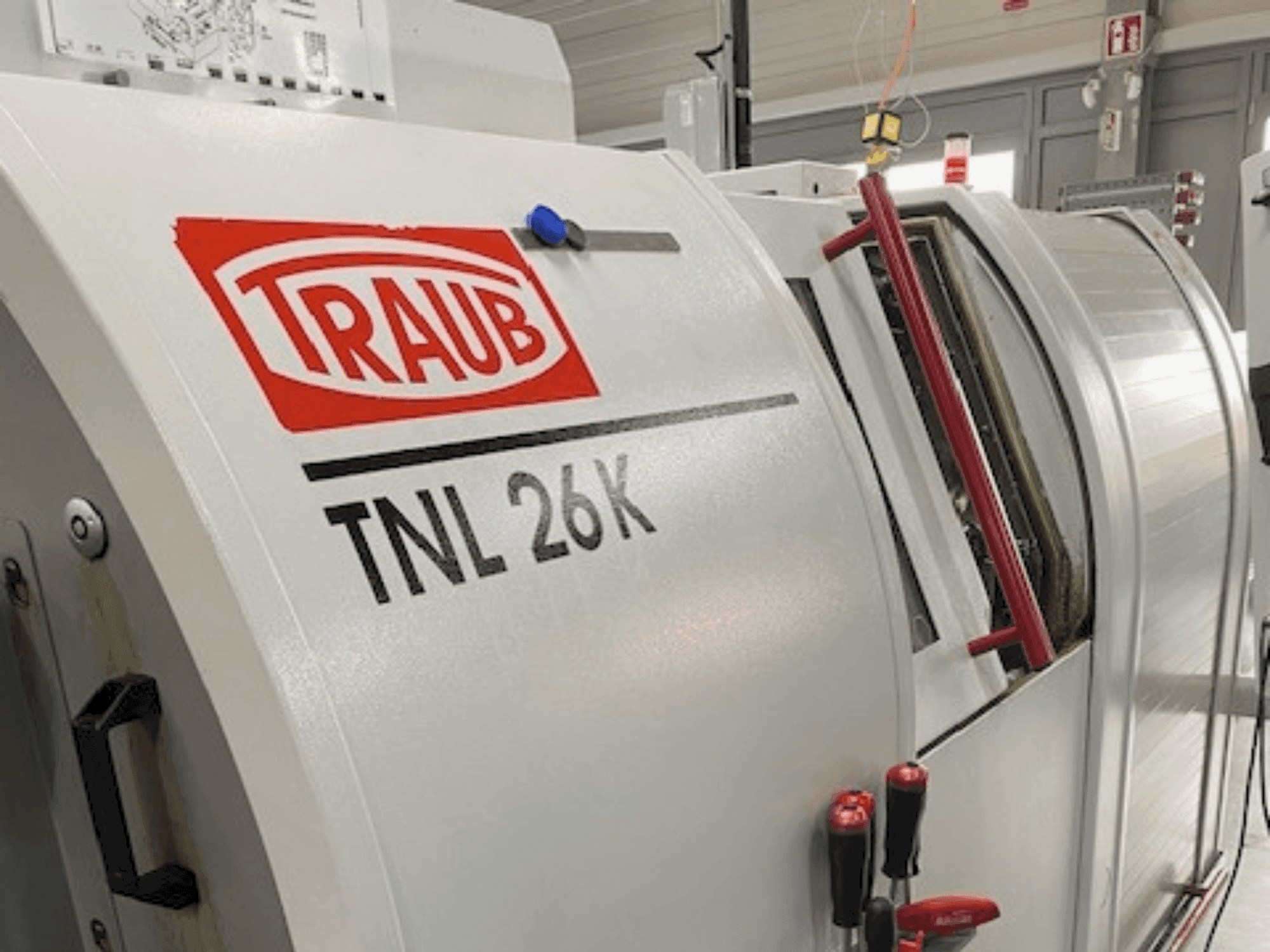 Vista frontale della macchina TRAUB TNL 26 K