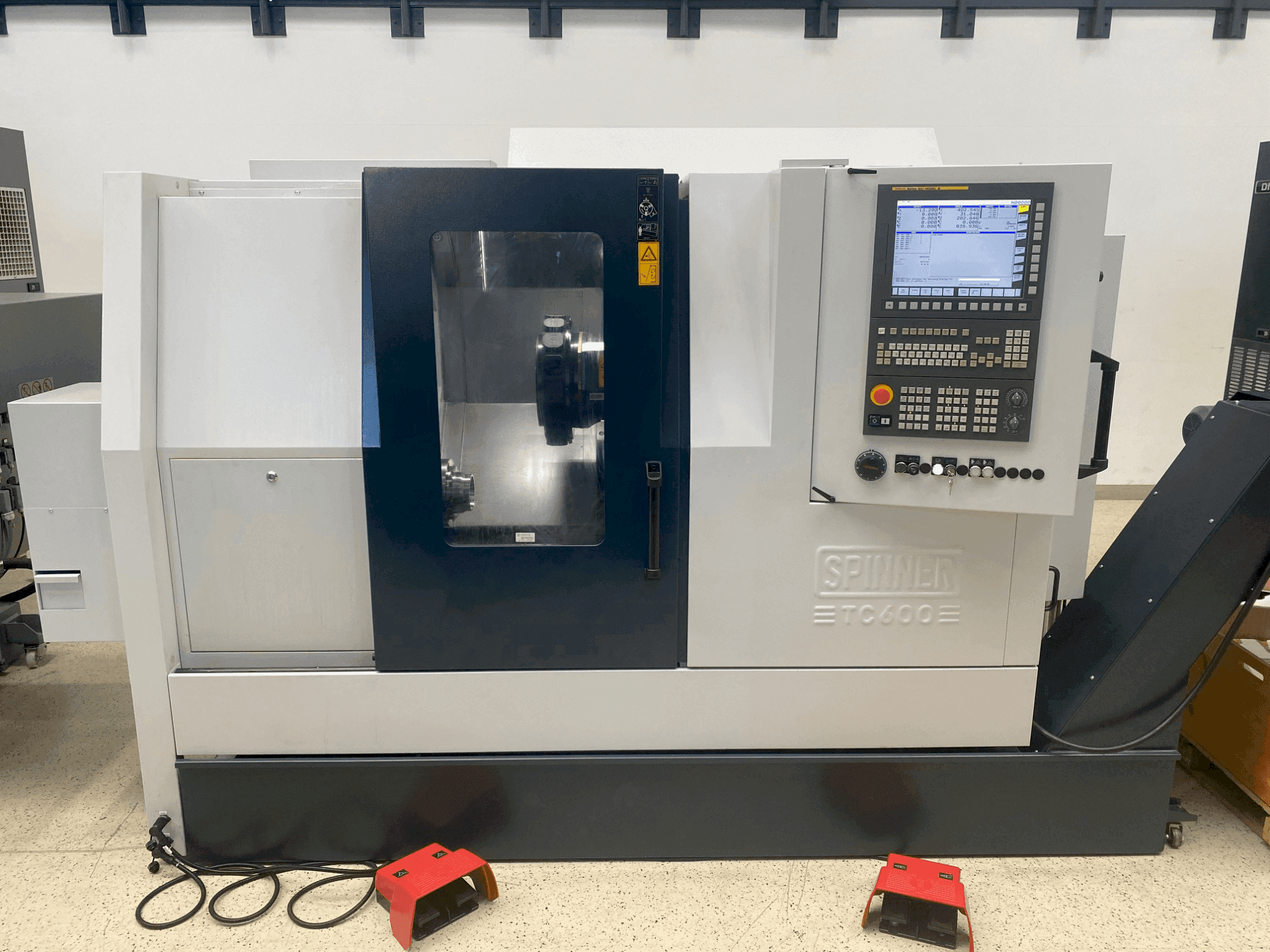 Vista frontale della macchina SPINNER TC600-65-MCY