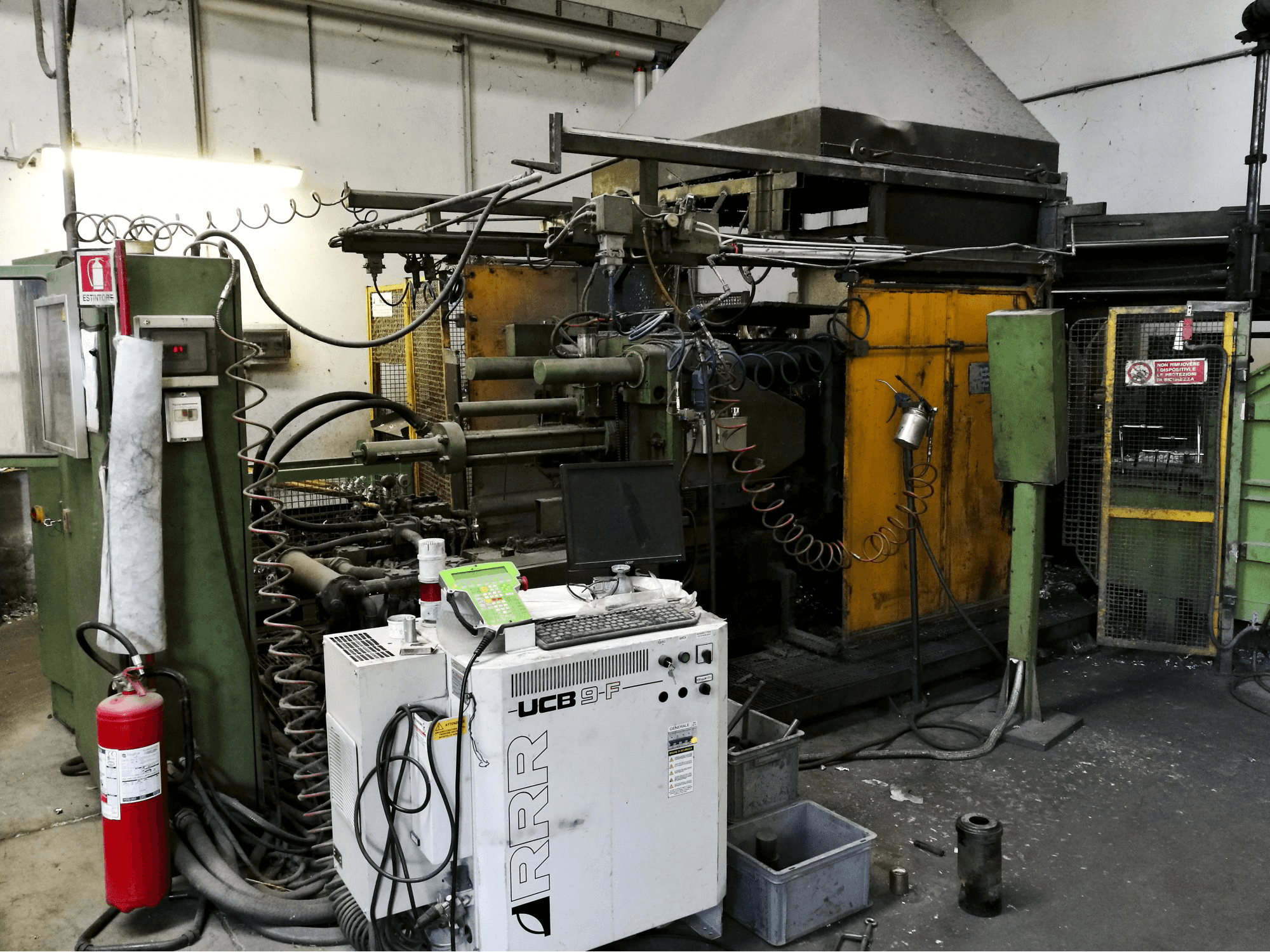 Vista lato sinistro della macchina Buehler H-250 B