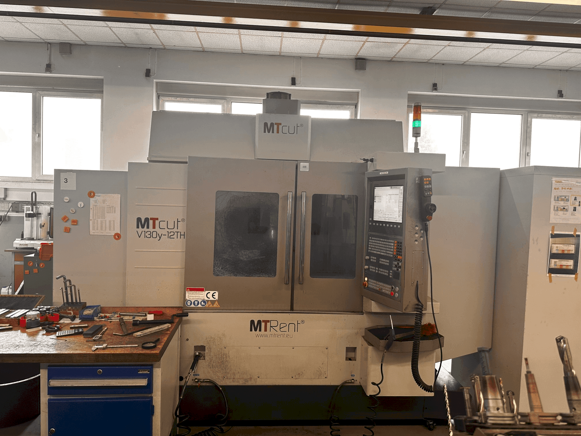 Vista frontale della macchina MTcut V130y-12TH