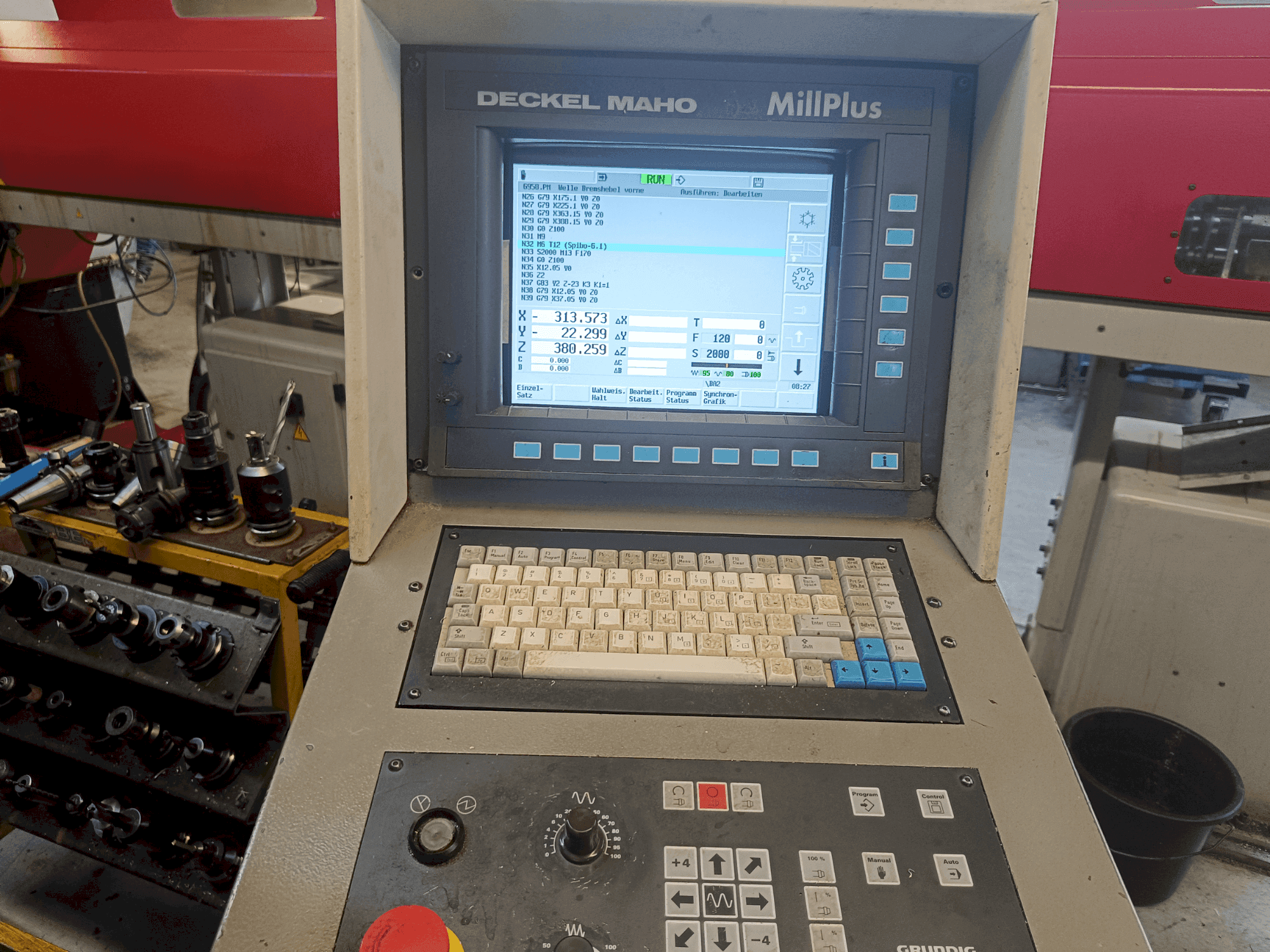 Vista frontale della macchina DECKEL MAHO DMU 50V