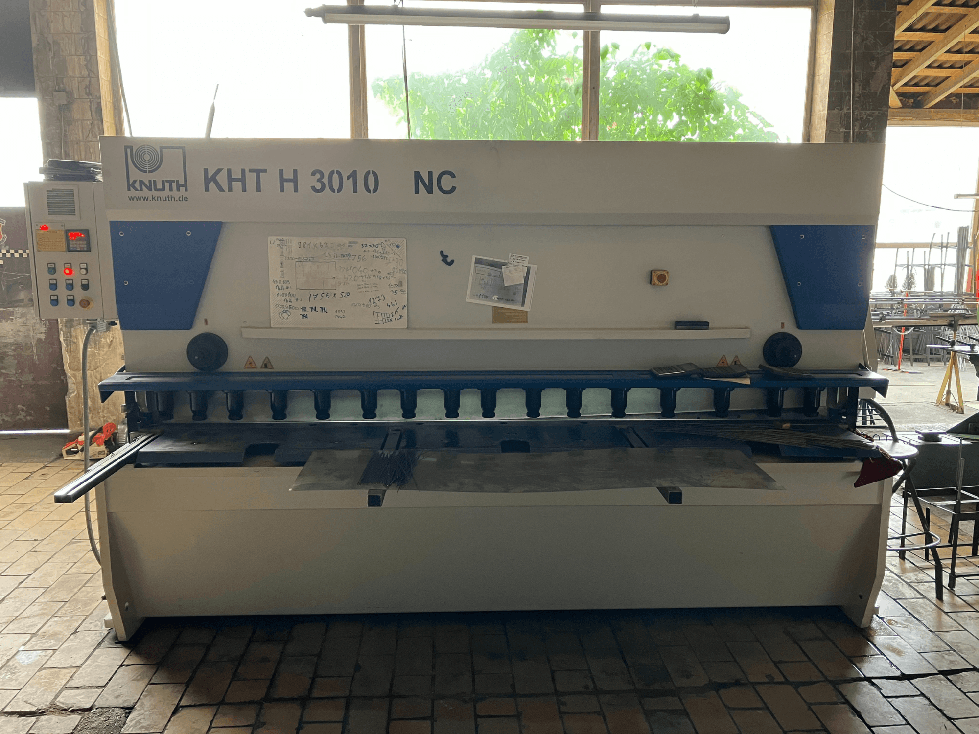 Cesoia idraulica KNUTH KHT H 3010 NC vista frontale, con pannello di comando e area di taglio dei metalli.