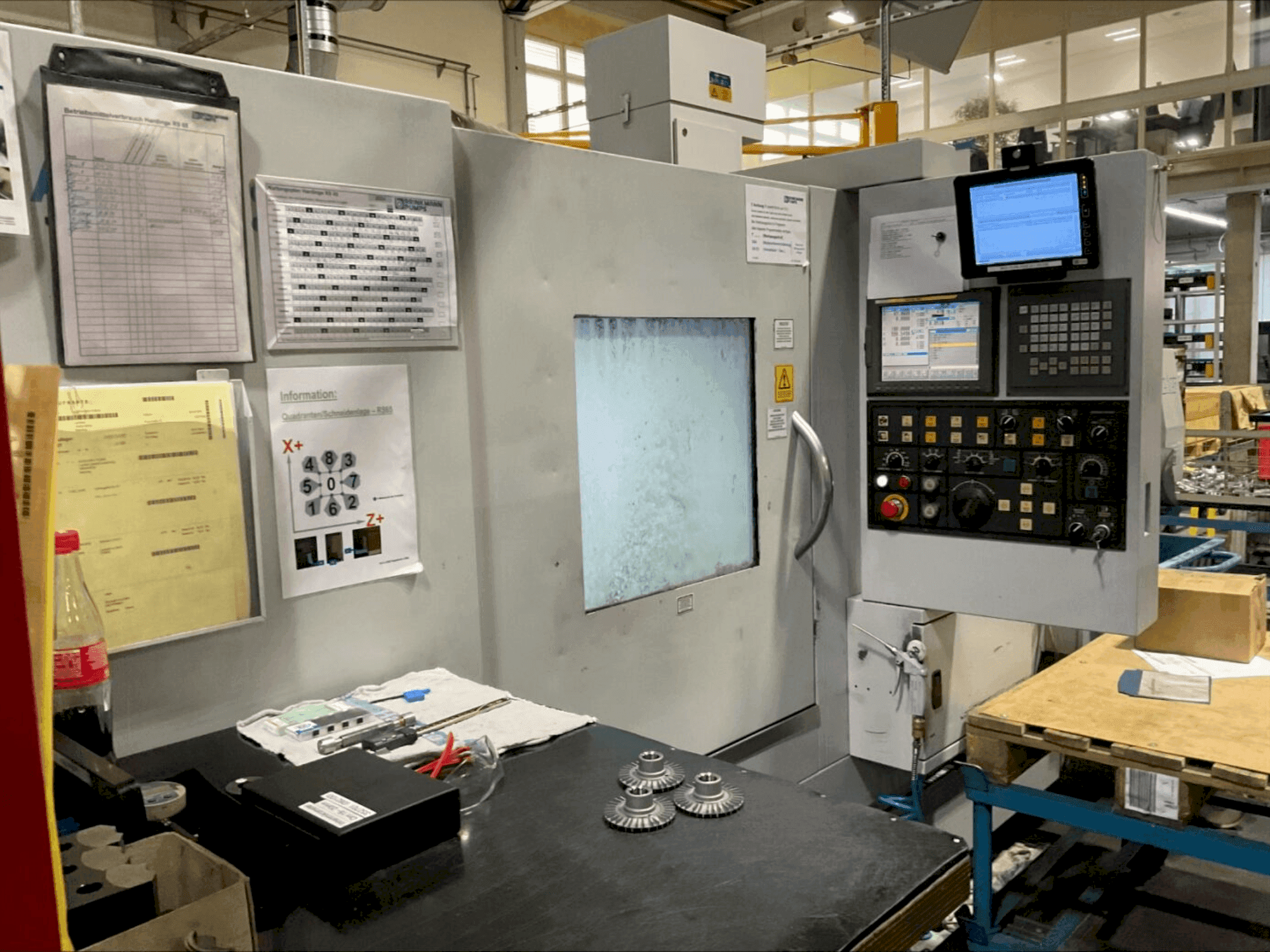 Vista frontale della macchina HARDINGE RS65