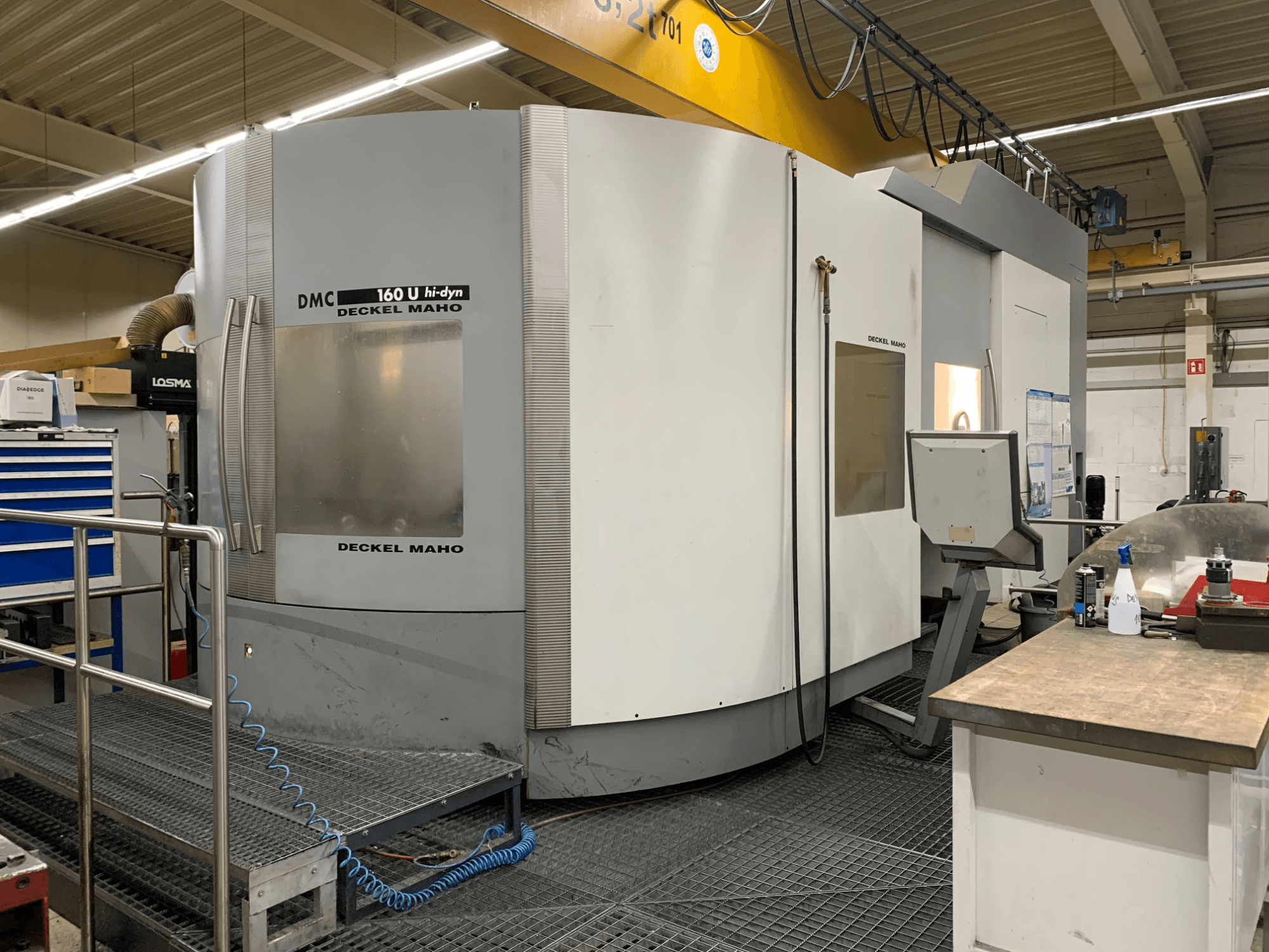 Centro di lavorazione universale DECKEL MAHO DMC 160 U Hi-Dyn, vista frontale, che mette in evidenza il pannello di controllo e il design circolare di grandi dimensioni.